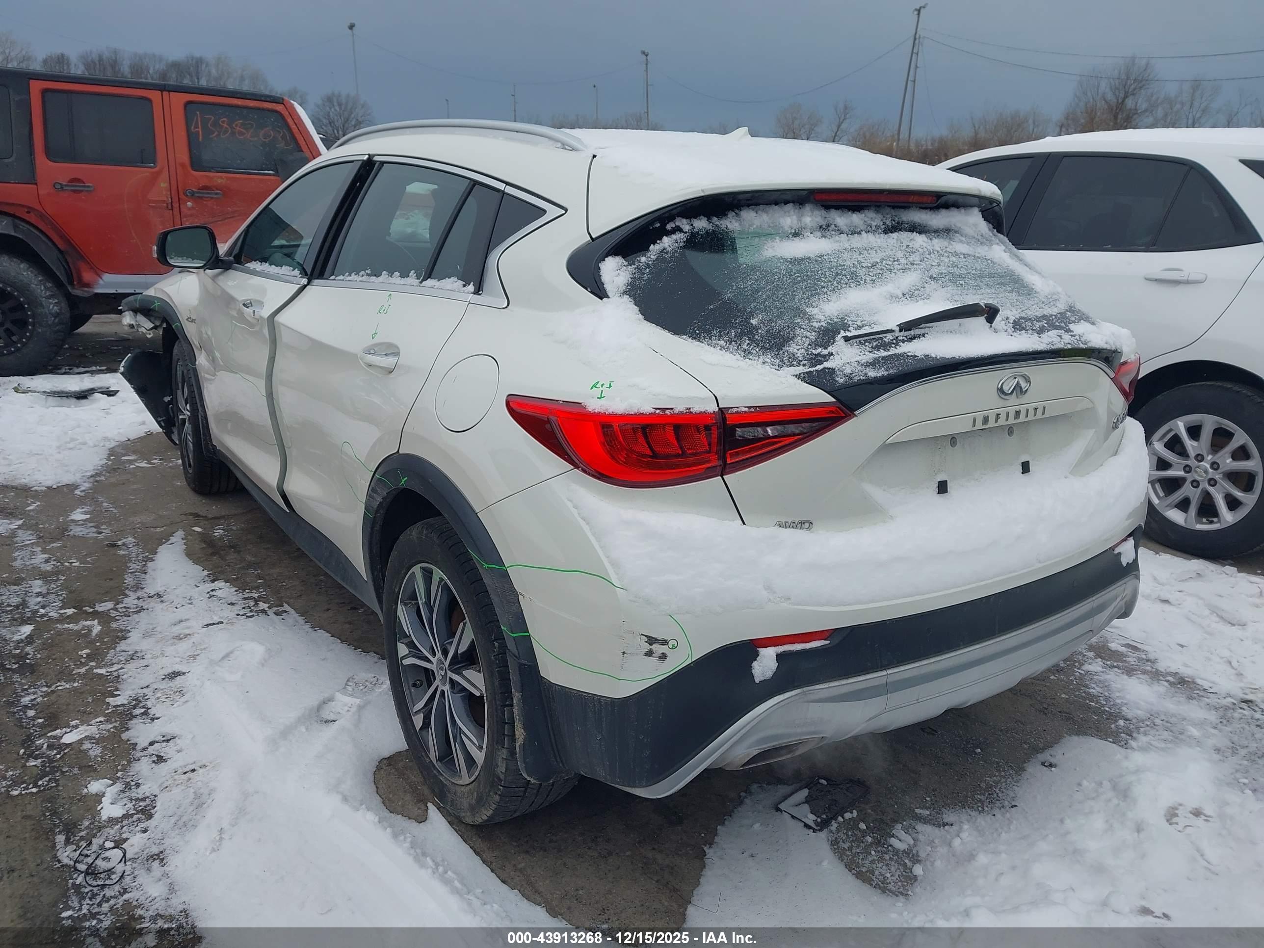 INFINITI QX30 image 3