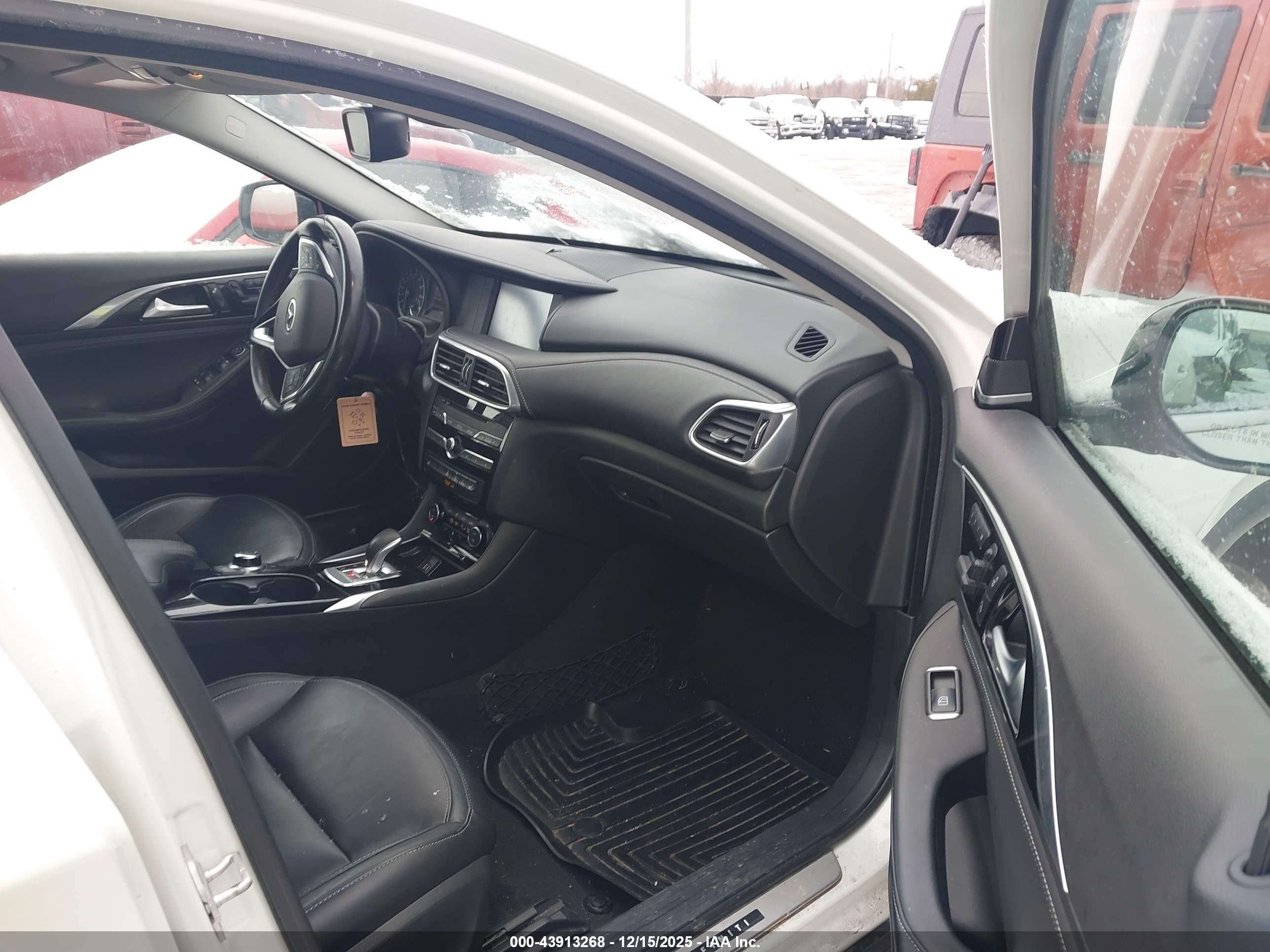 INFINITI QX30 image 5