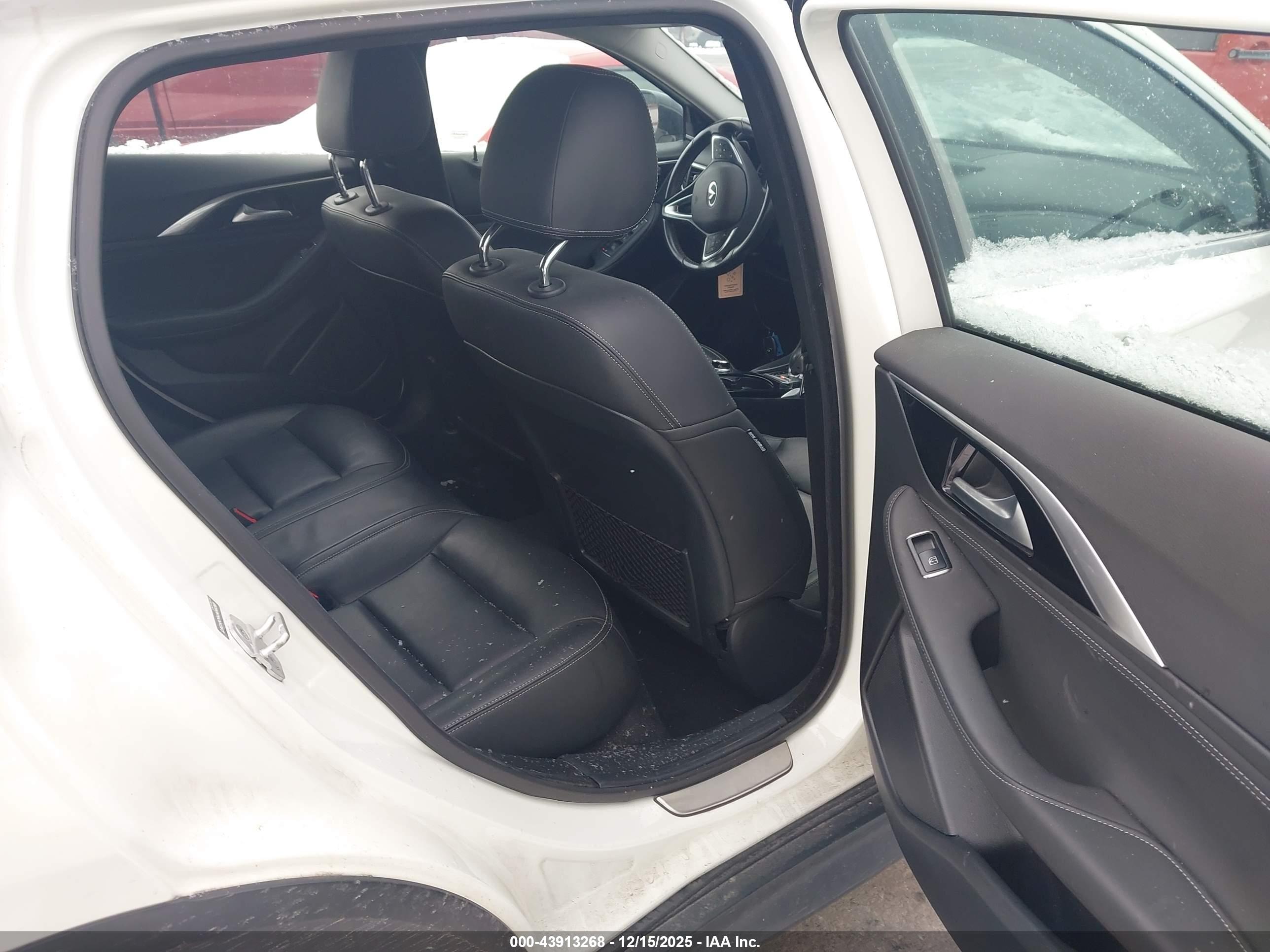 INFINITI QX30 image 8
