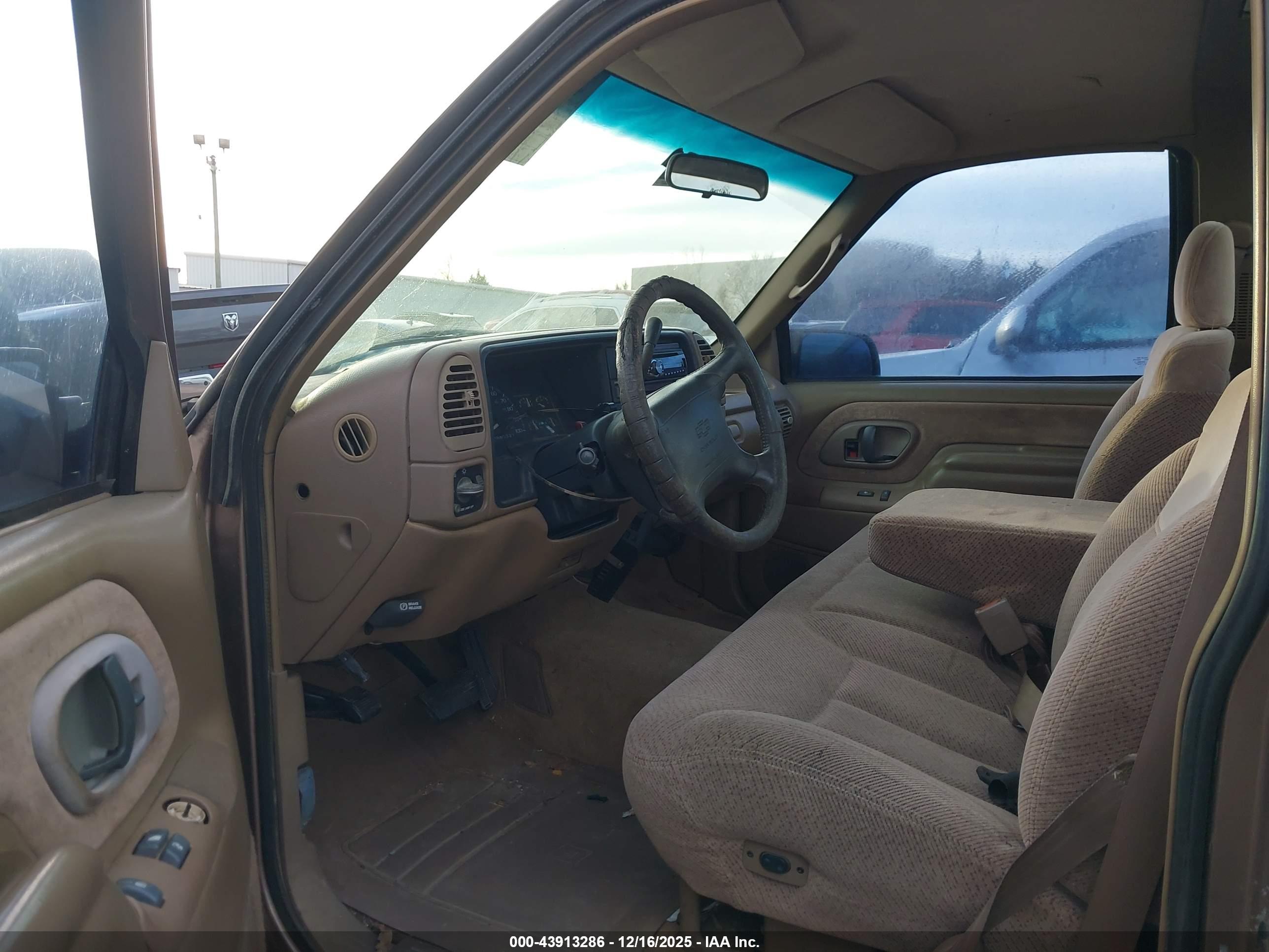 CHEVROLET GMT-400 image 5