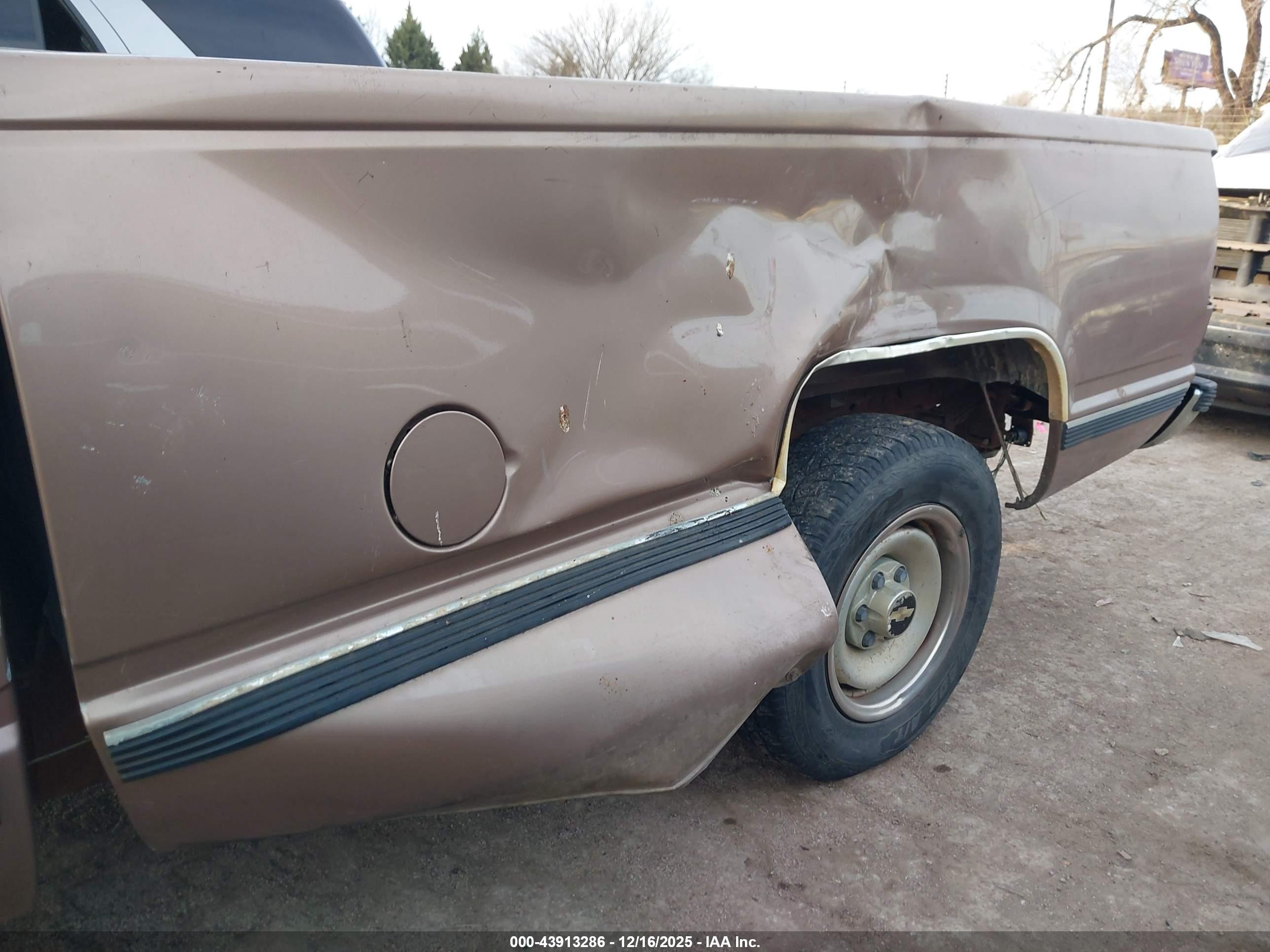 CHEVROLET GMT-400 image 6
