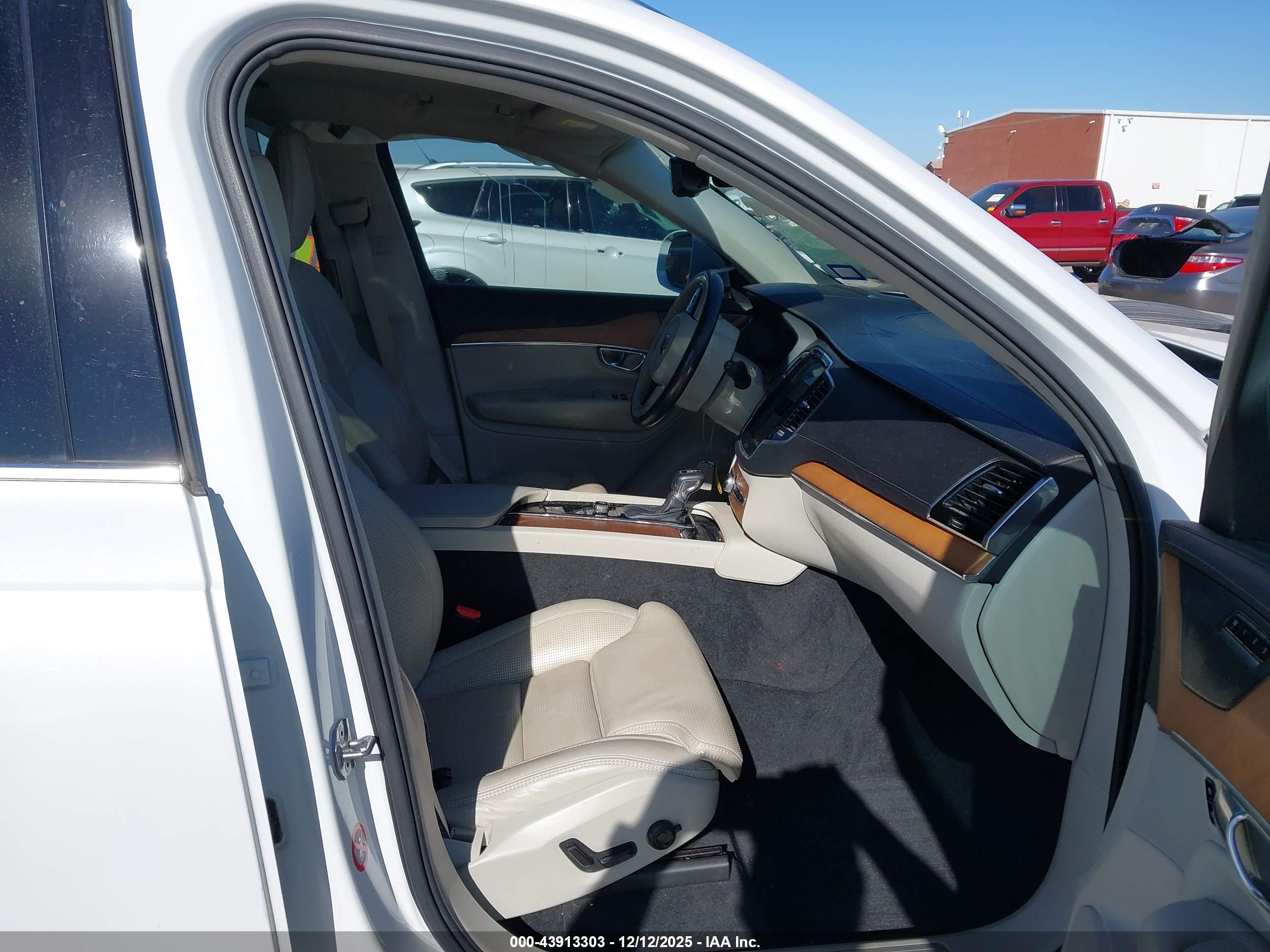 VOLVO XC90 image 5