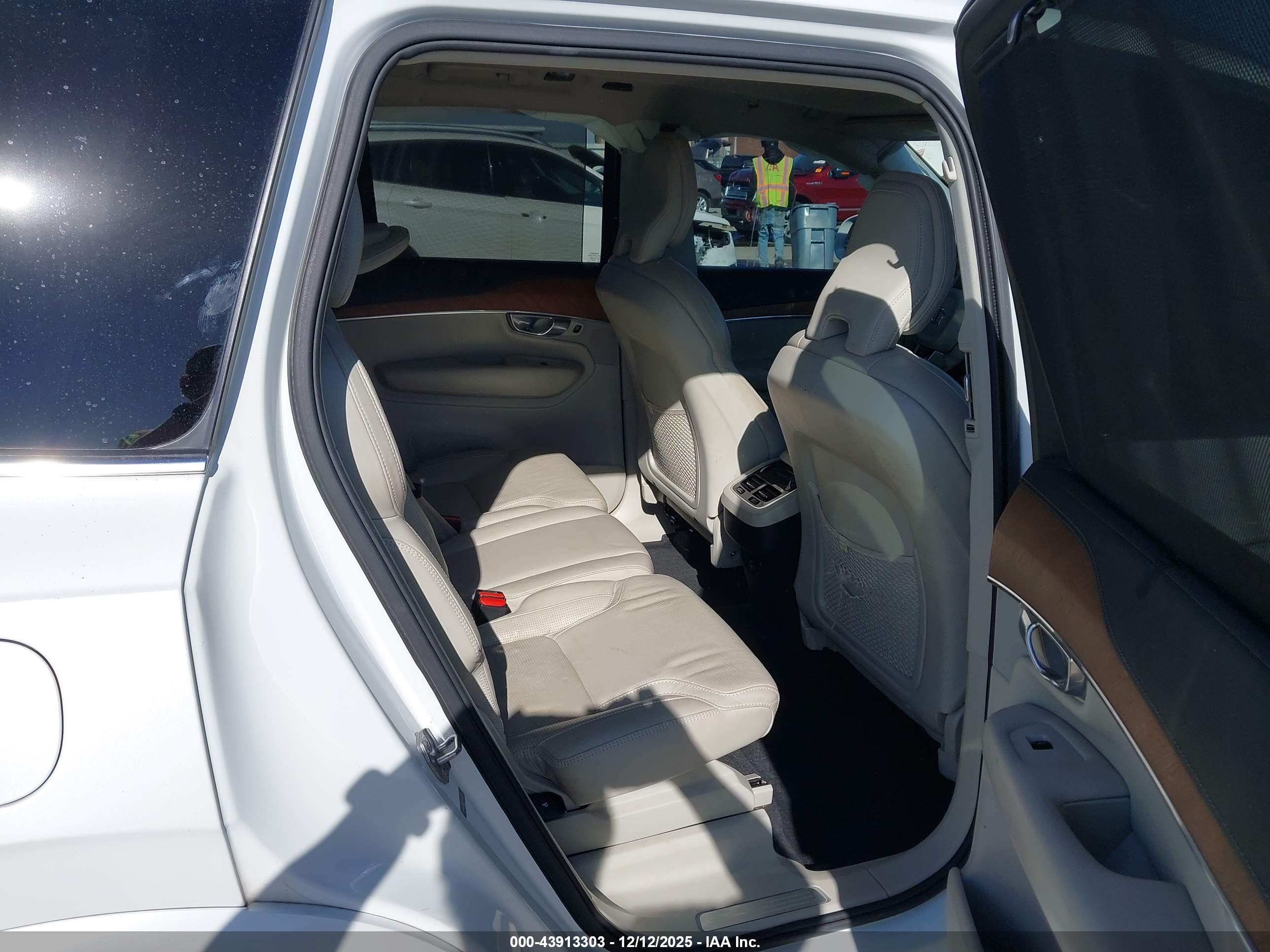 VOLVO XC90 image 8