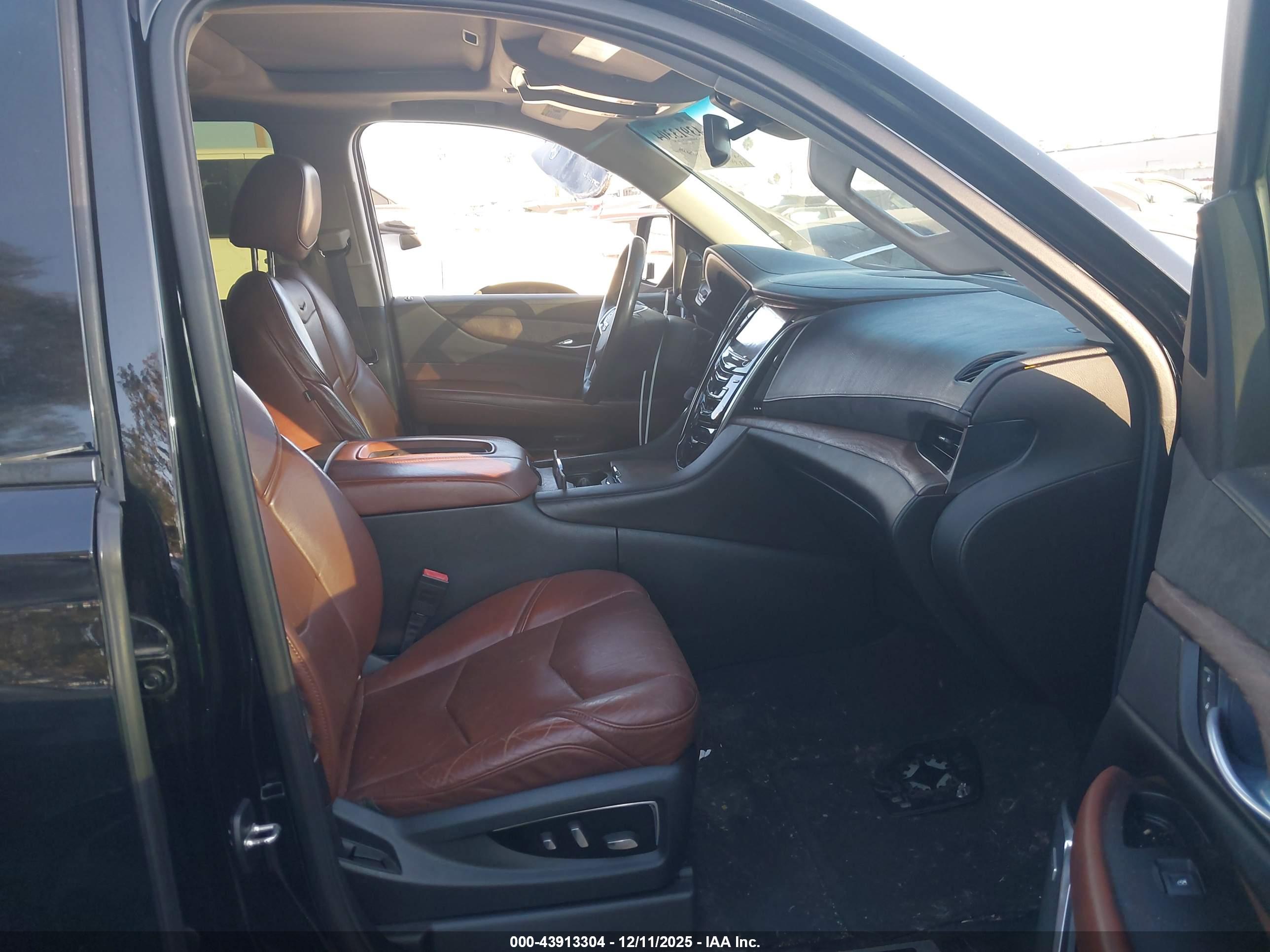 CADILLAC ESCALADE image 5