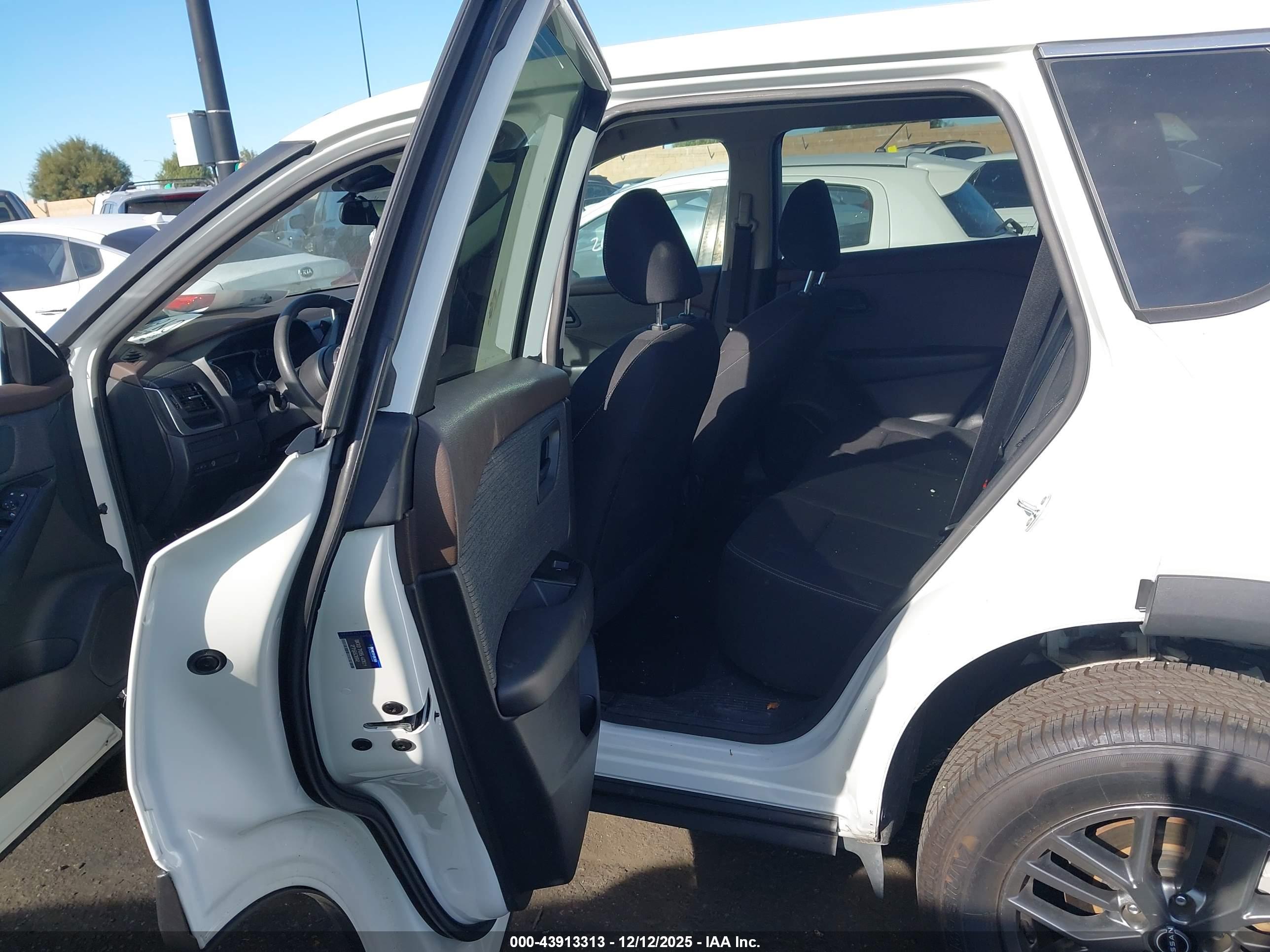 NISSAN ROGUE image 8