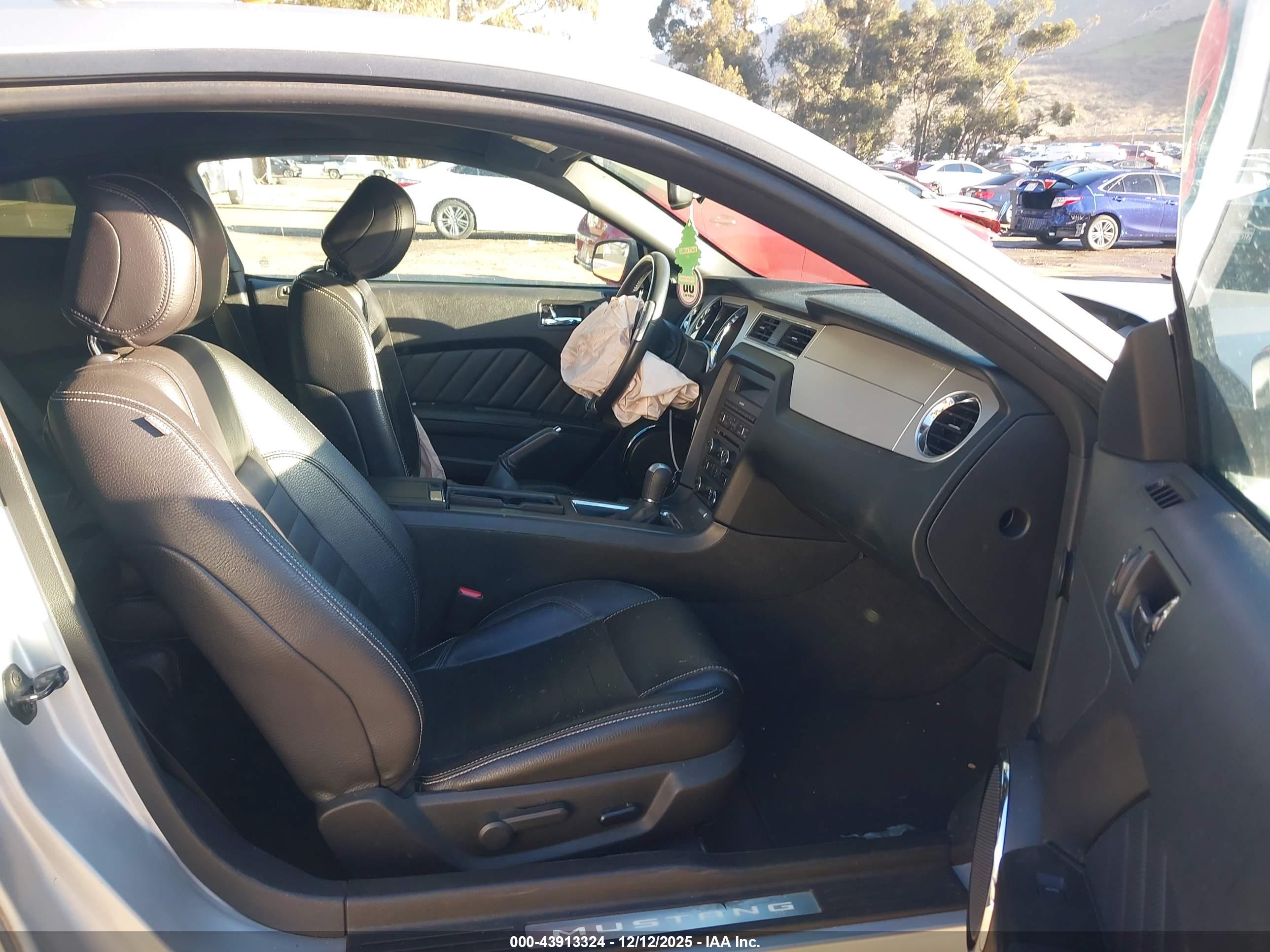 FORD MUSTANG image 5