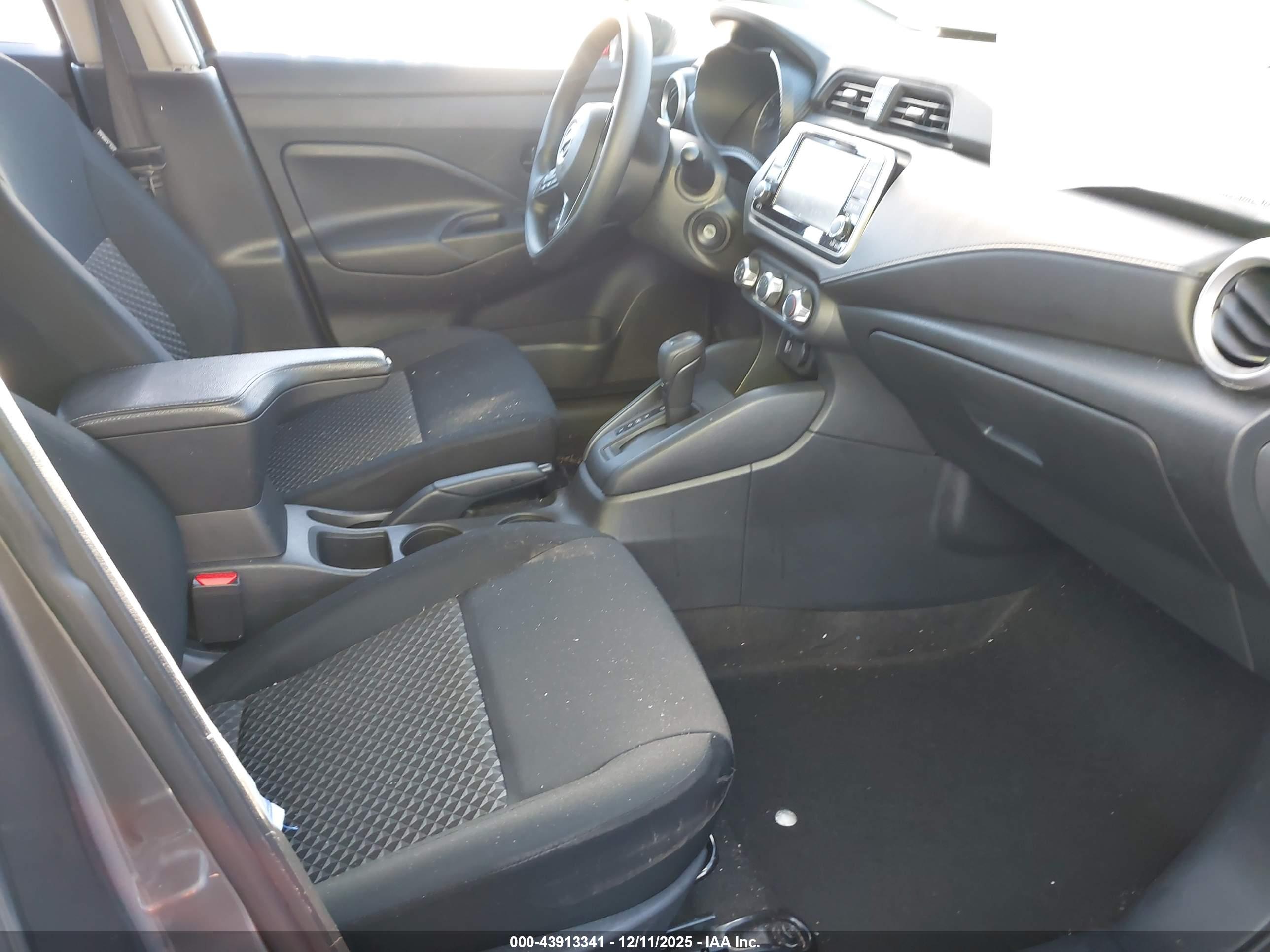 NISSAN VERSA image 5