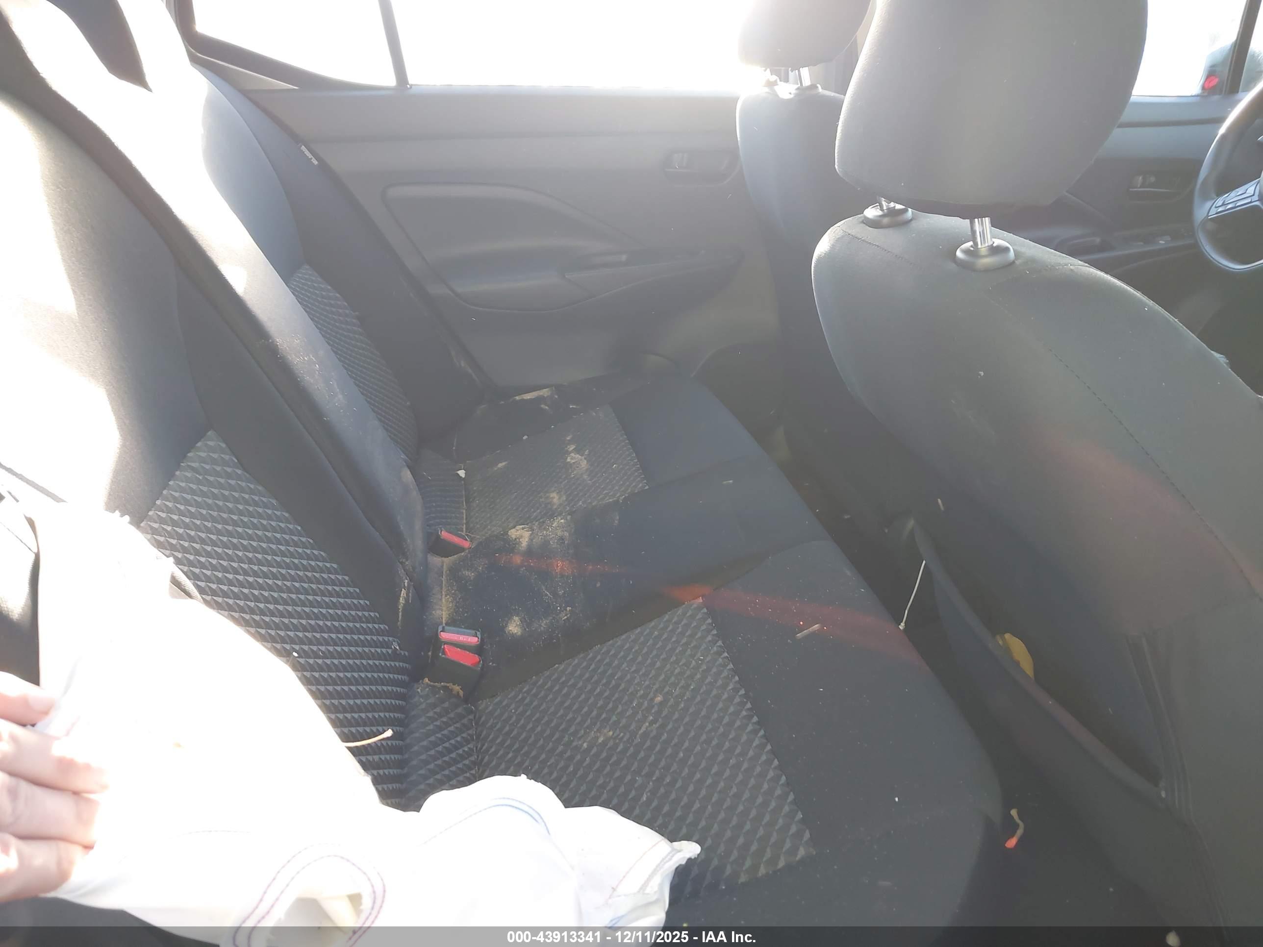 NISSAN VERSA image 8