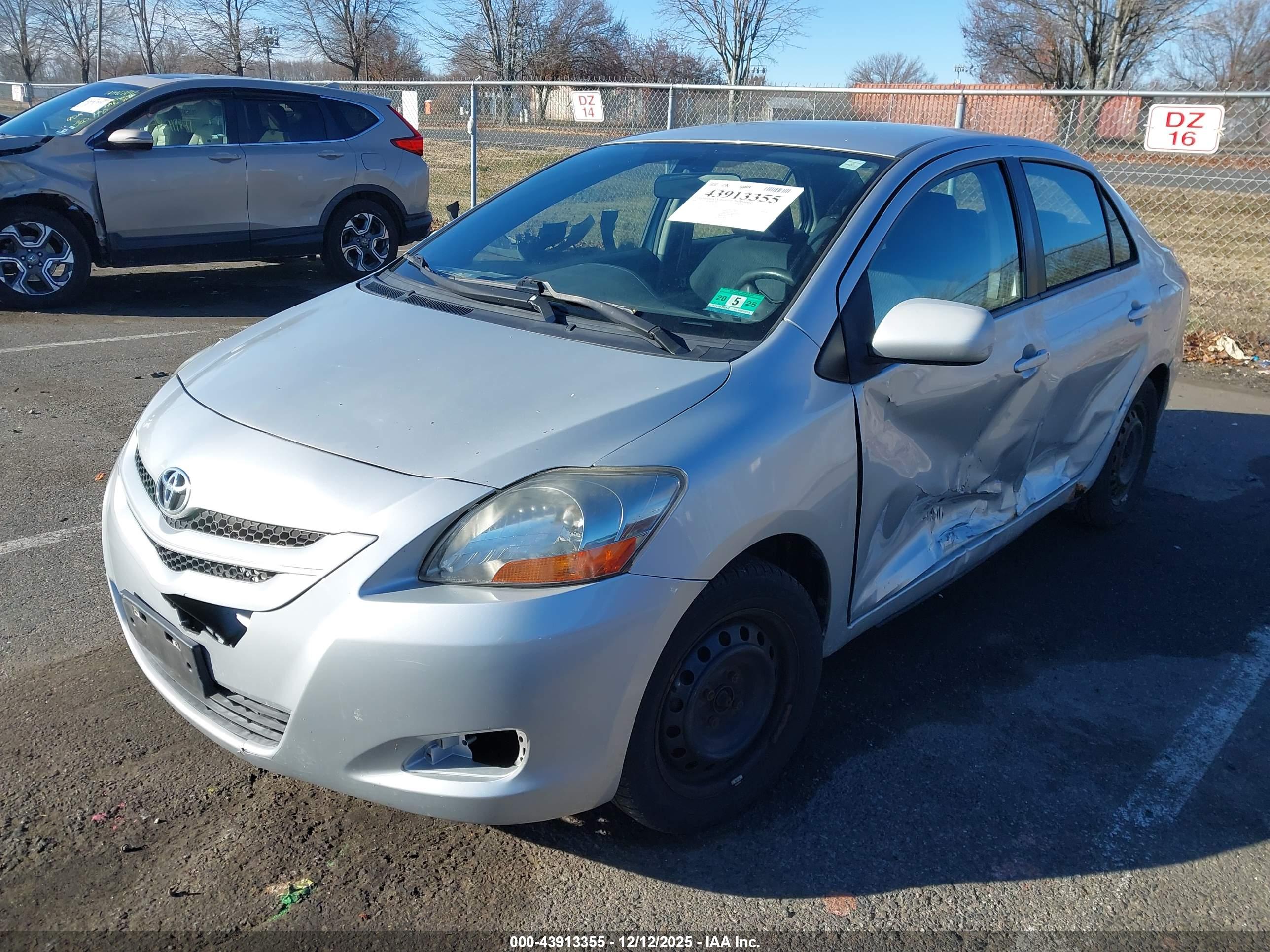 TOYOTA YARIS image 2