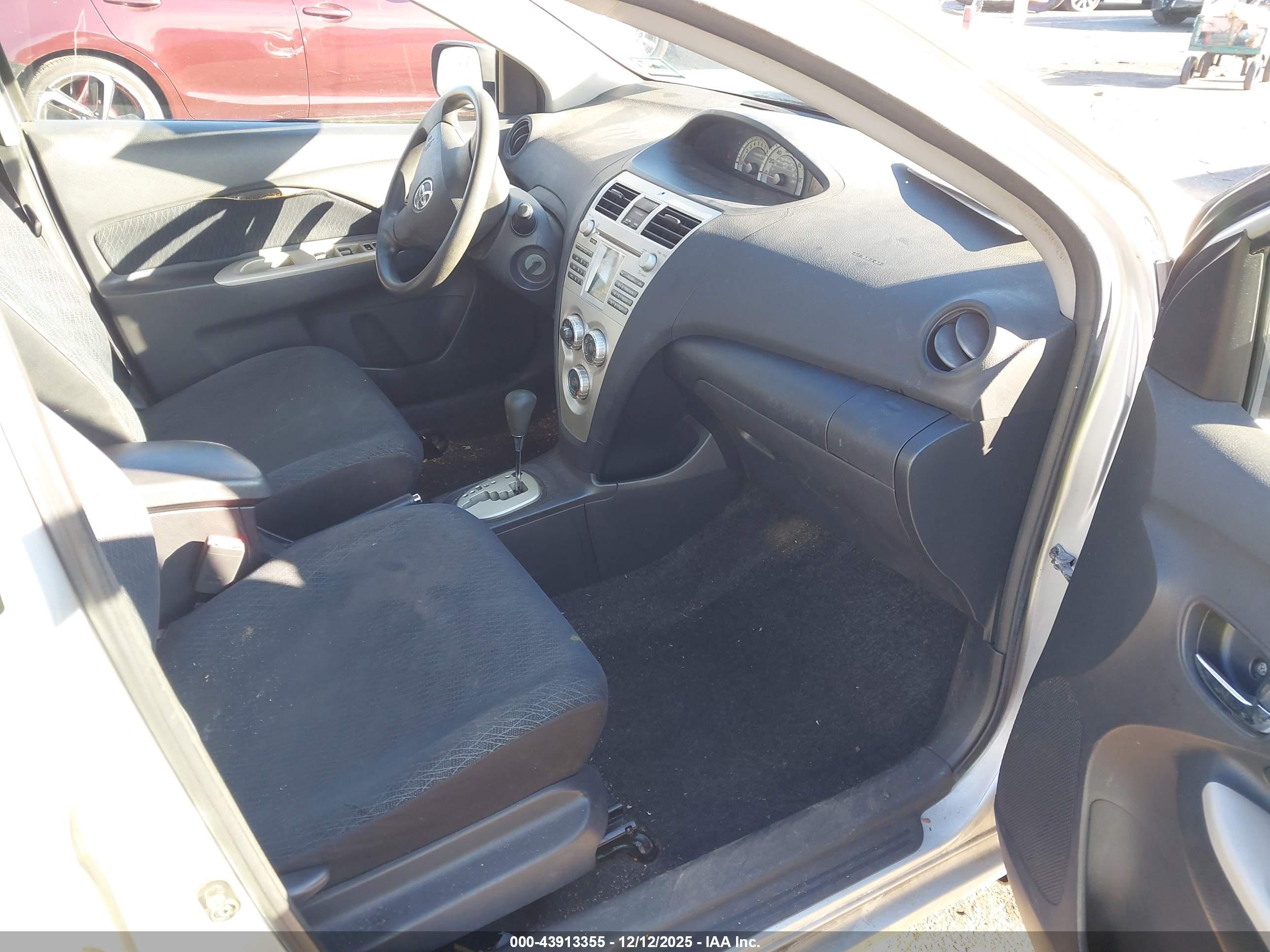 TOYOTA YARIS image 5