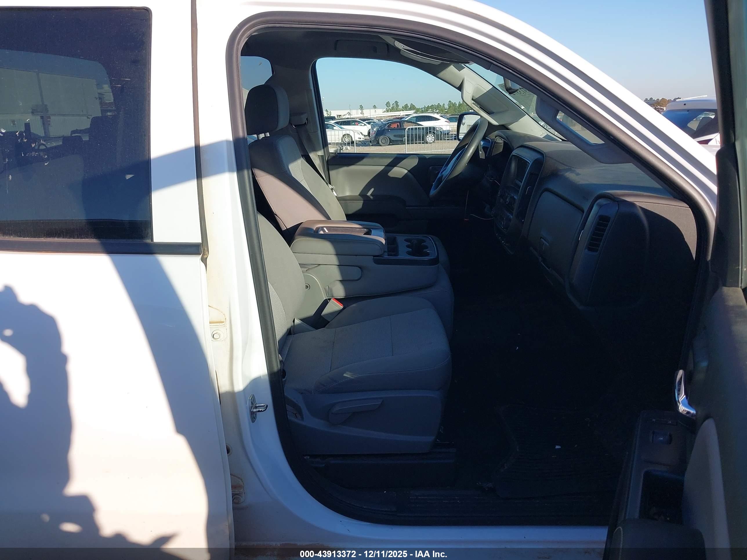 CHEVROLET SILVERADO image 5