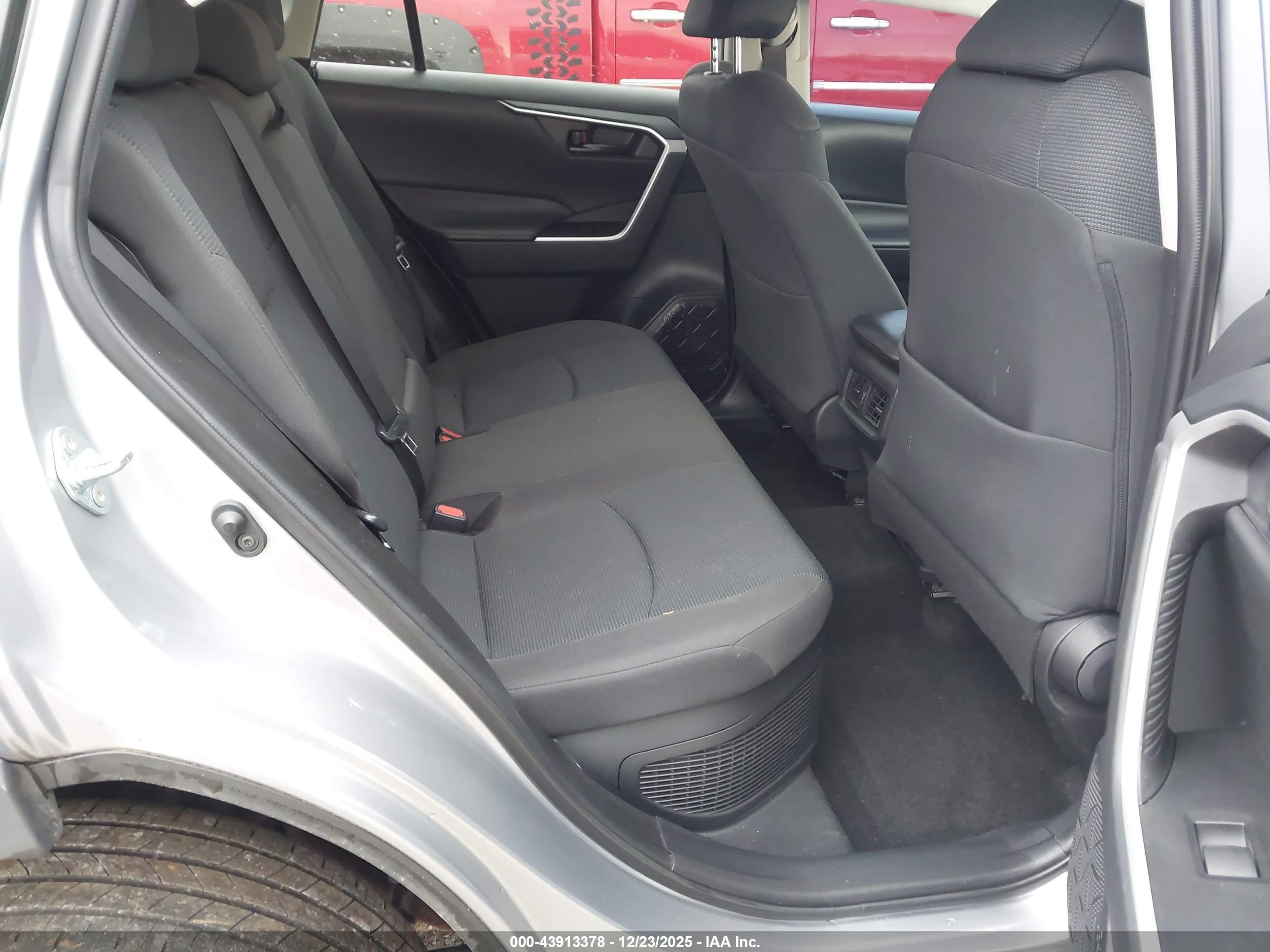 TOYOTA RAV4 image 8