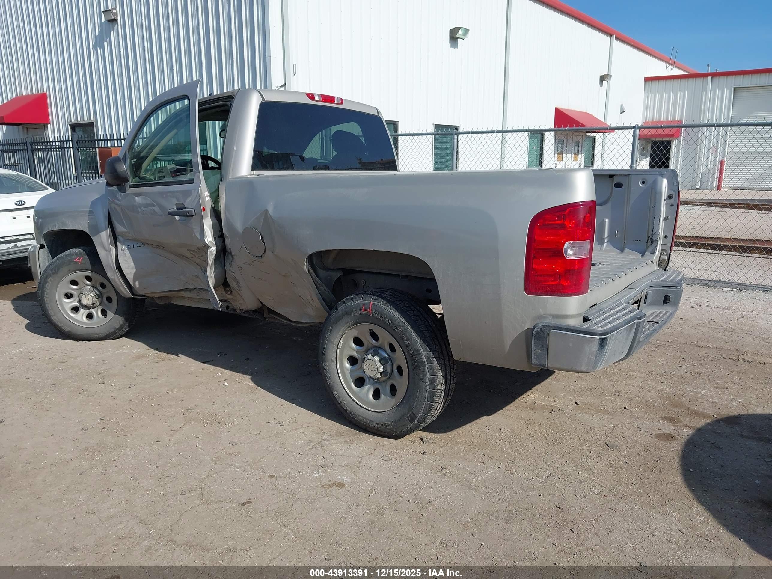 CHEVROLET SILVERADO image 3