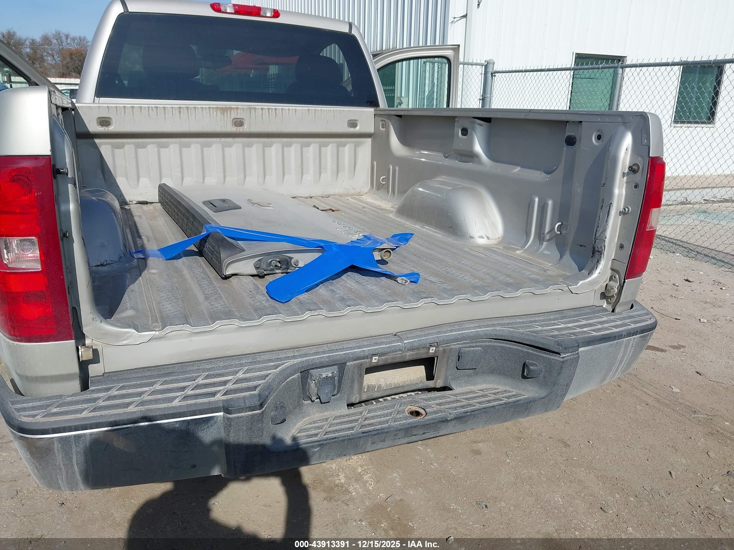 CHEVROLET SILVERADO image 6