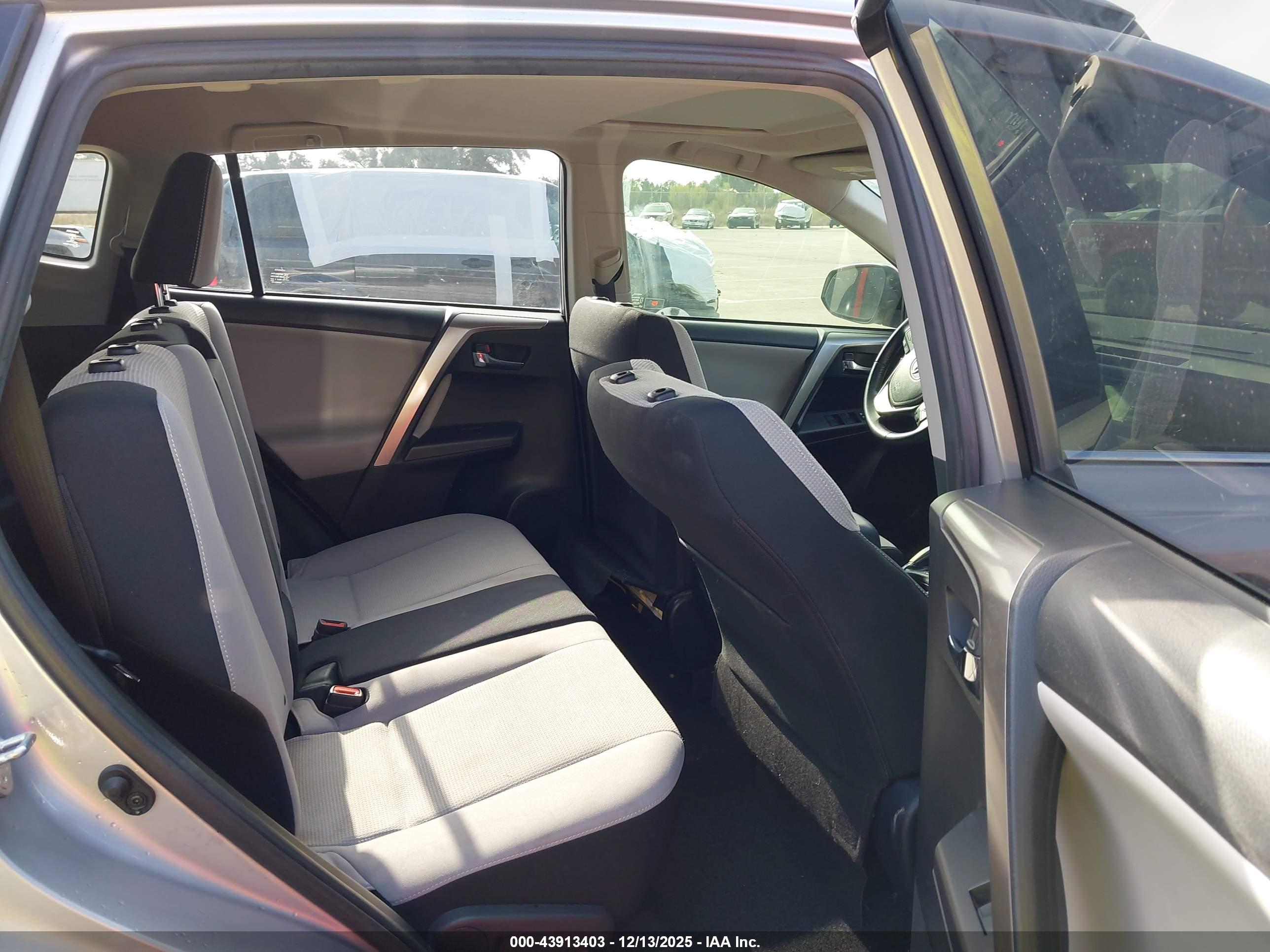 TOYOTA RAV4 image 8