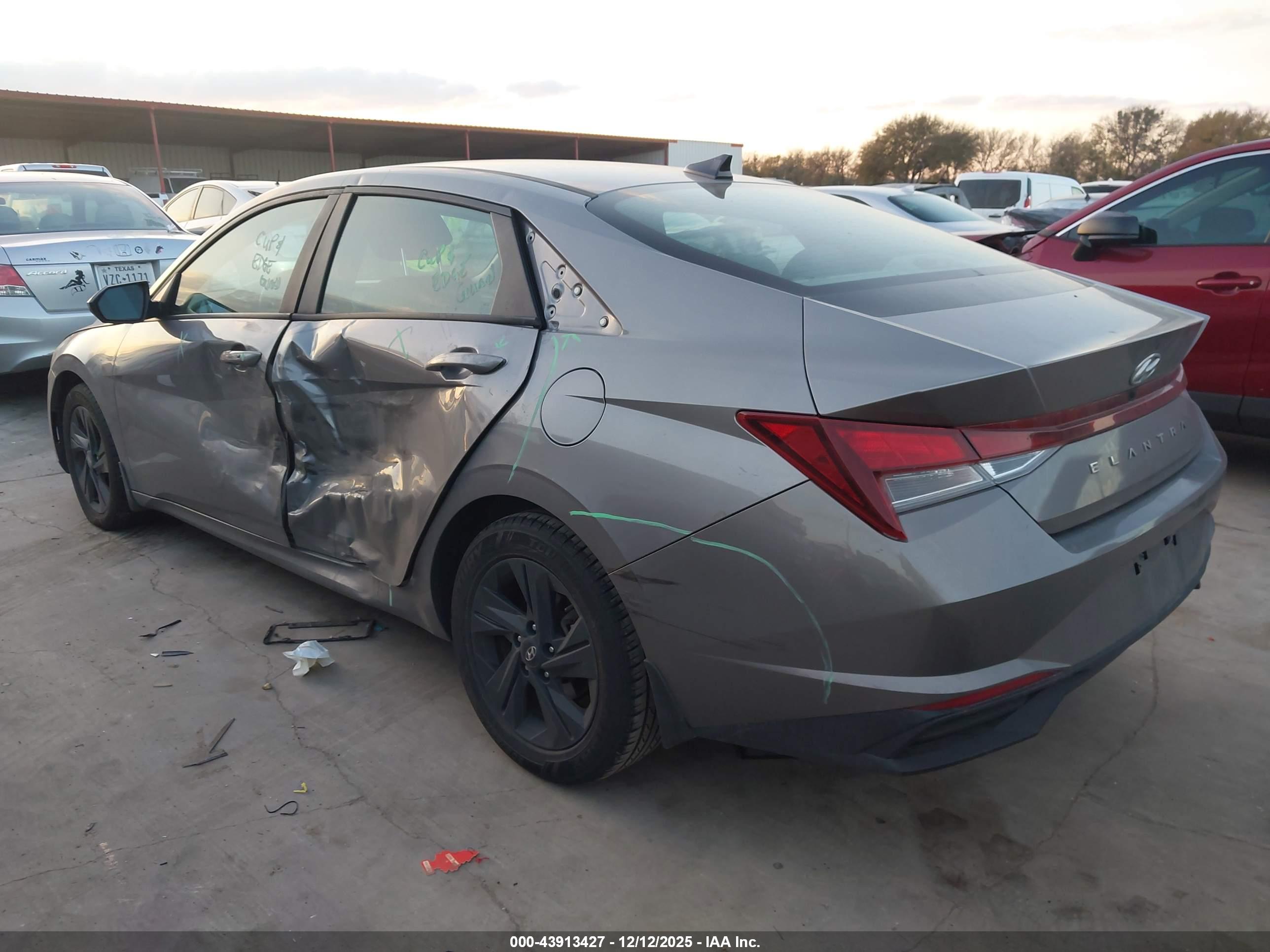 HYUNDAI ELANTRA image 3