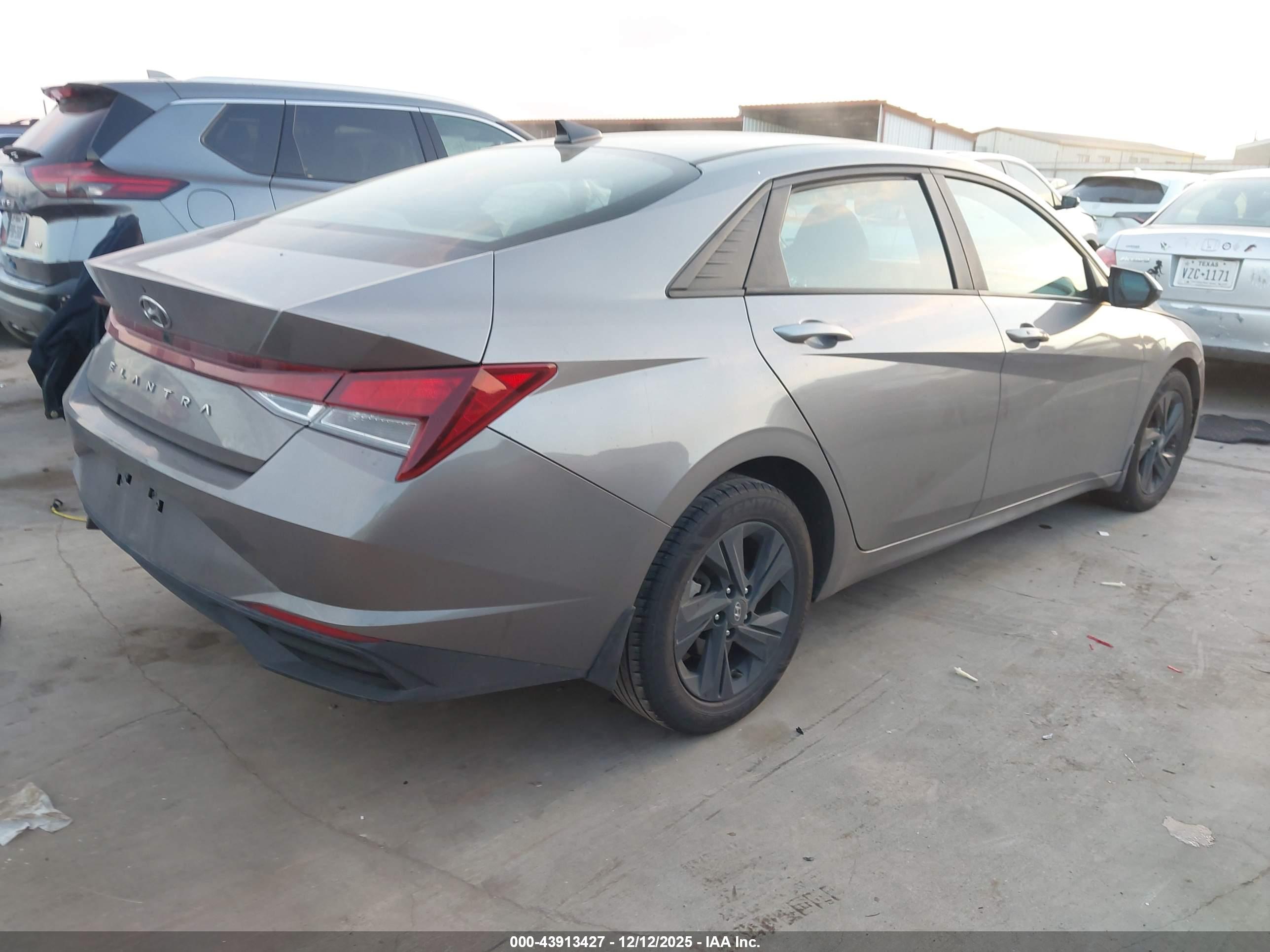 HYUNDAI ELANTRA image 4