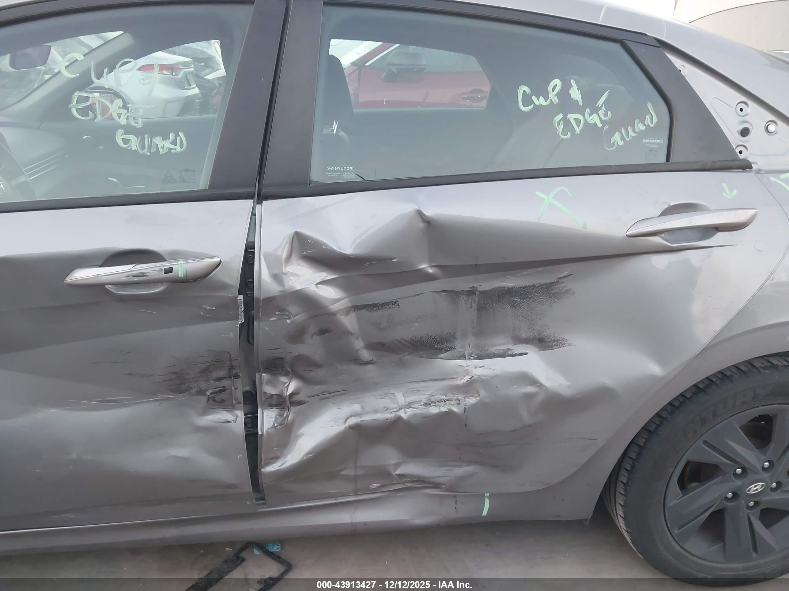 HYUNDAI ELANTRA image 6