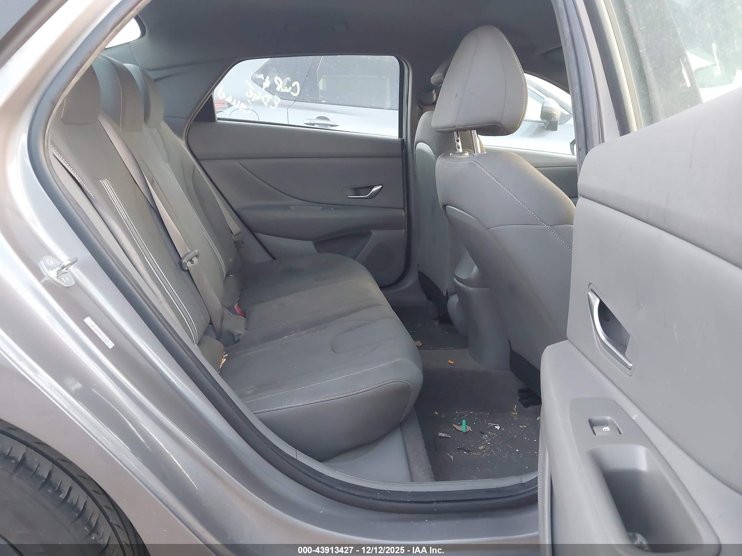 HYUNDAI ELANTRA image 8