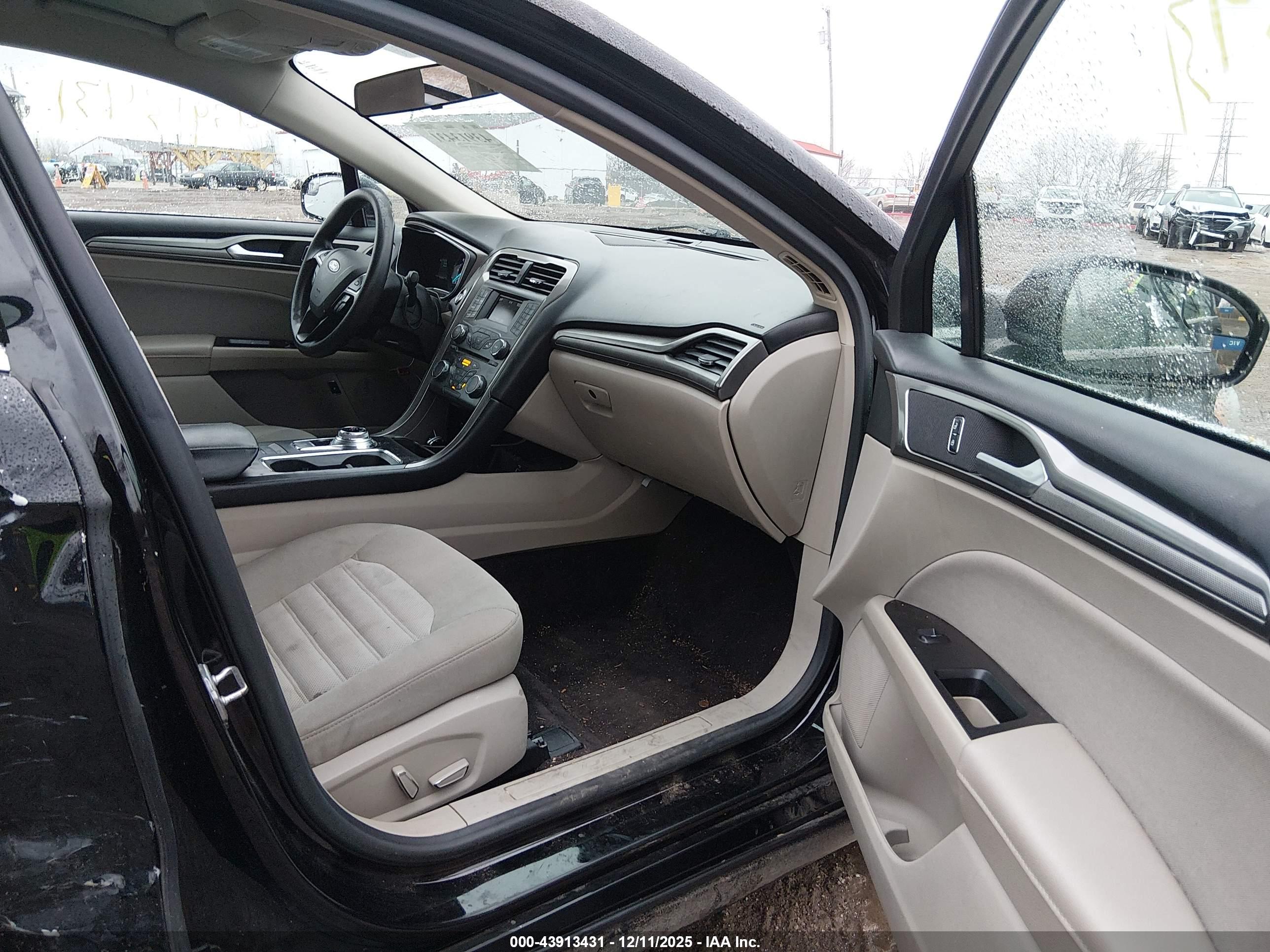 FORD FUSION image 5