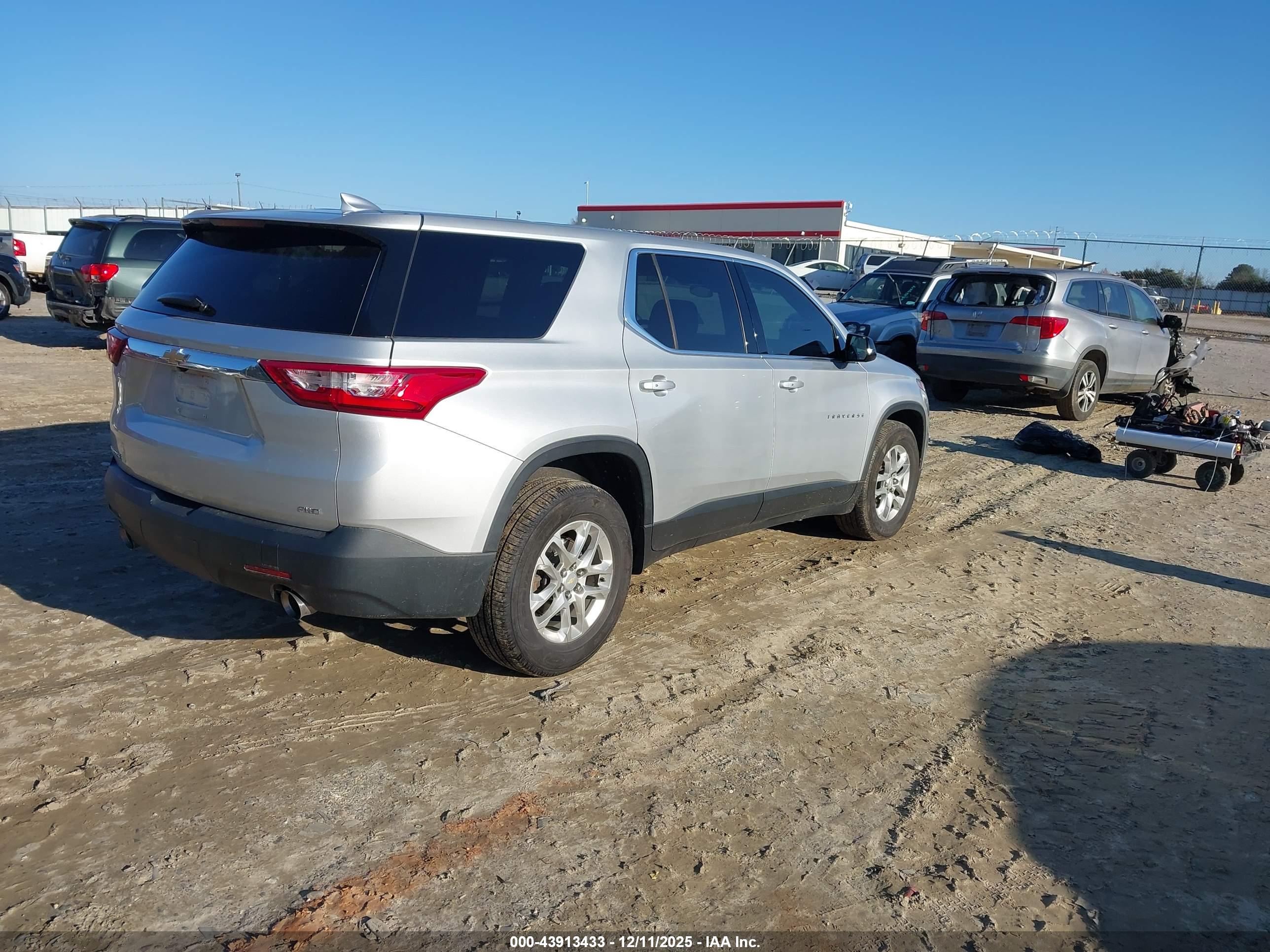 CHEVROLET TRAVERSE image 4
