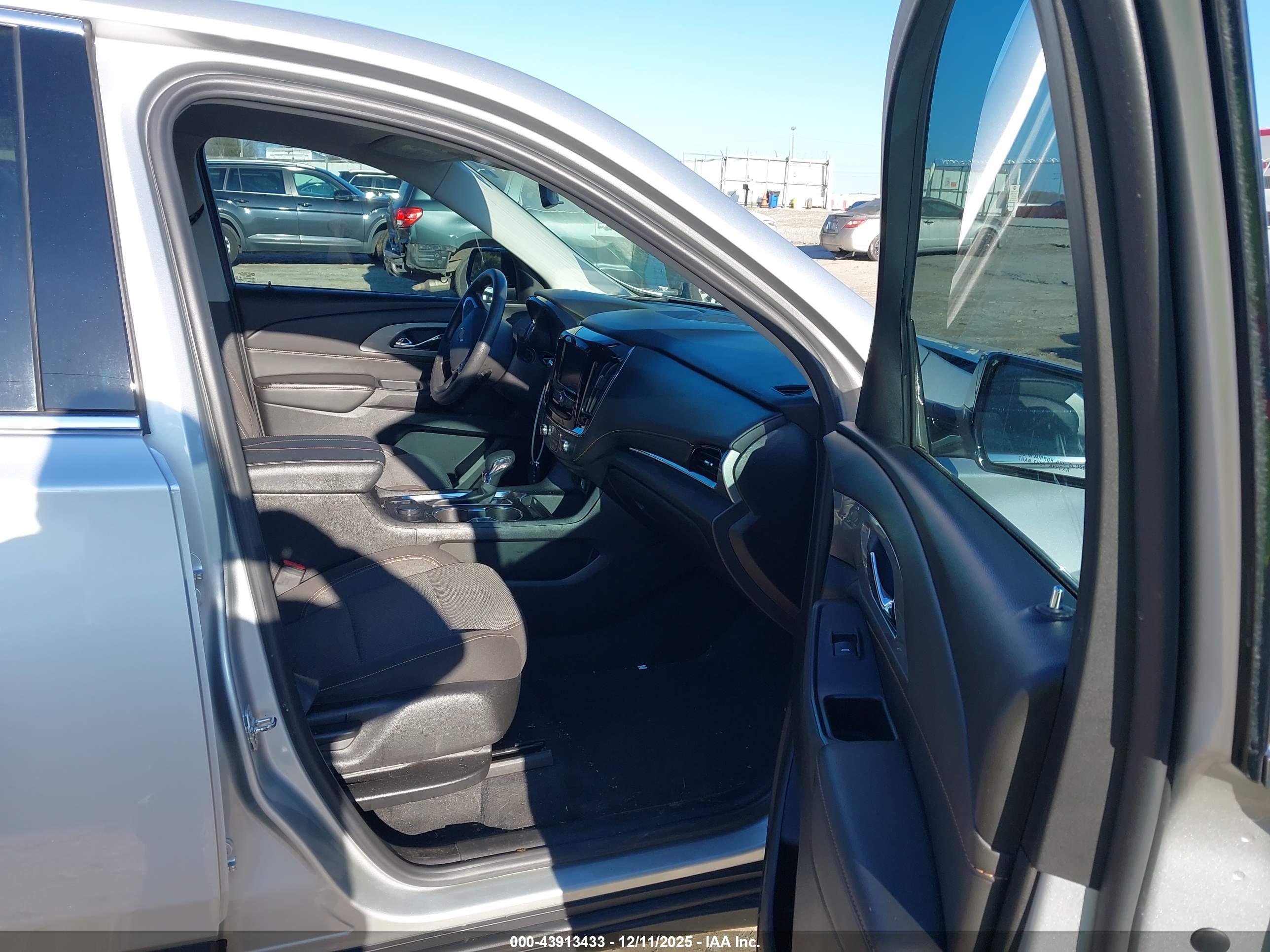 CHEVROLET TRAVERSE image 5