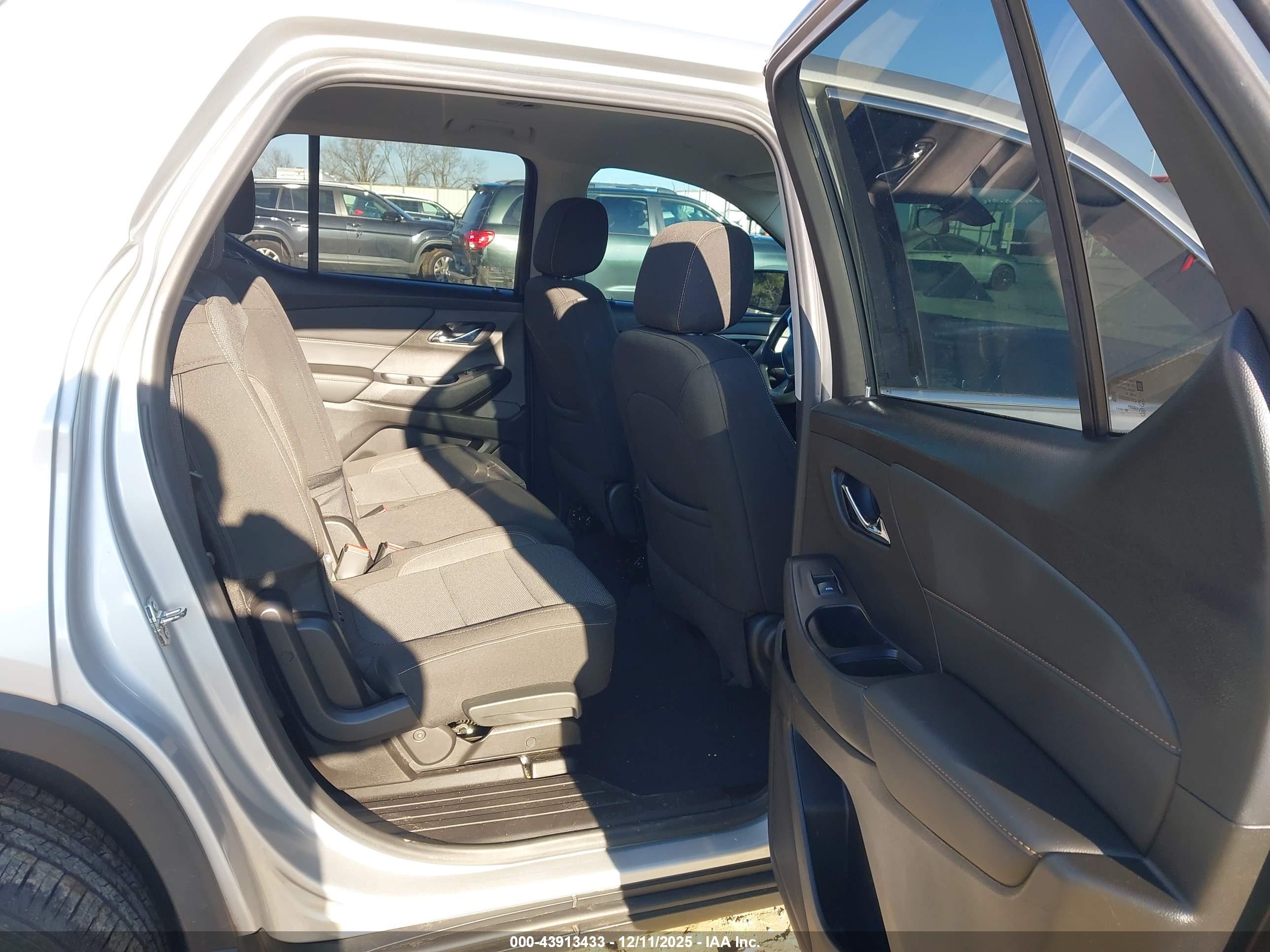 CHEVROLET TRAVERSE image 8