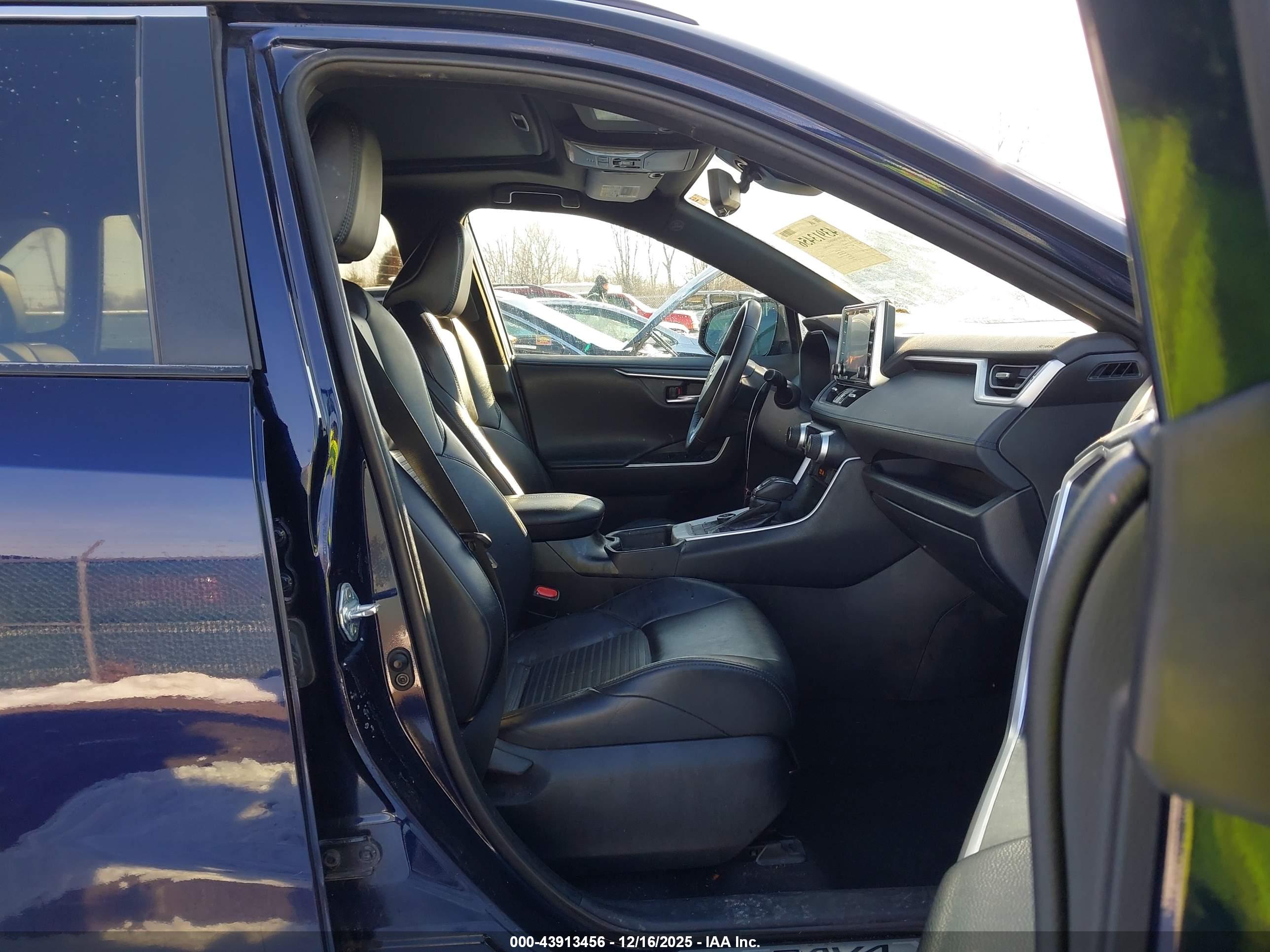 TOYOTA RAV4 image 5