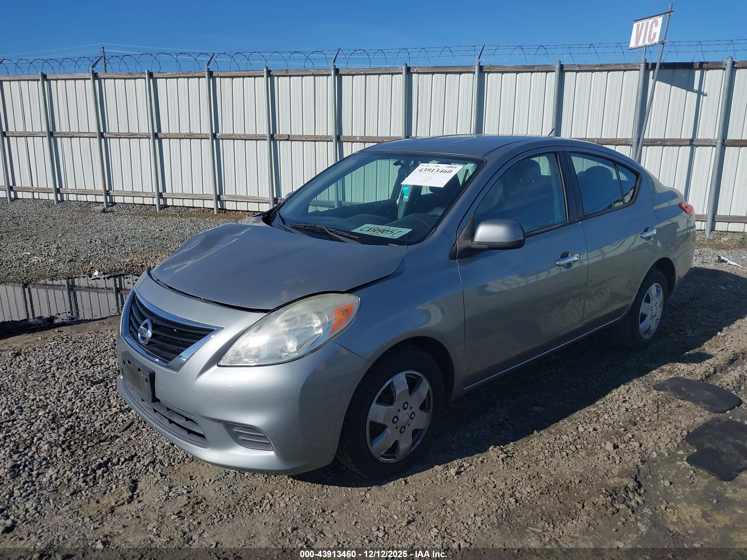 NISSAN VERSA image 2