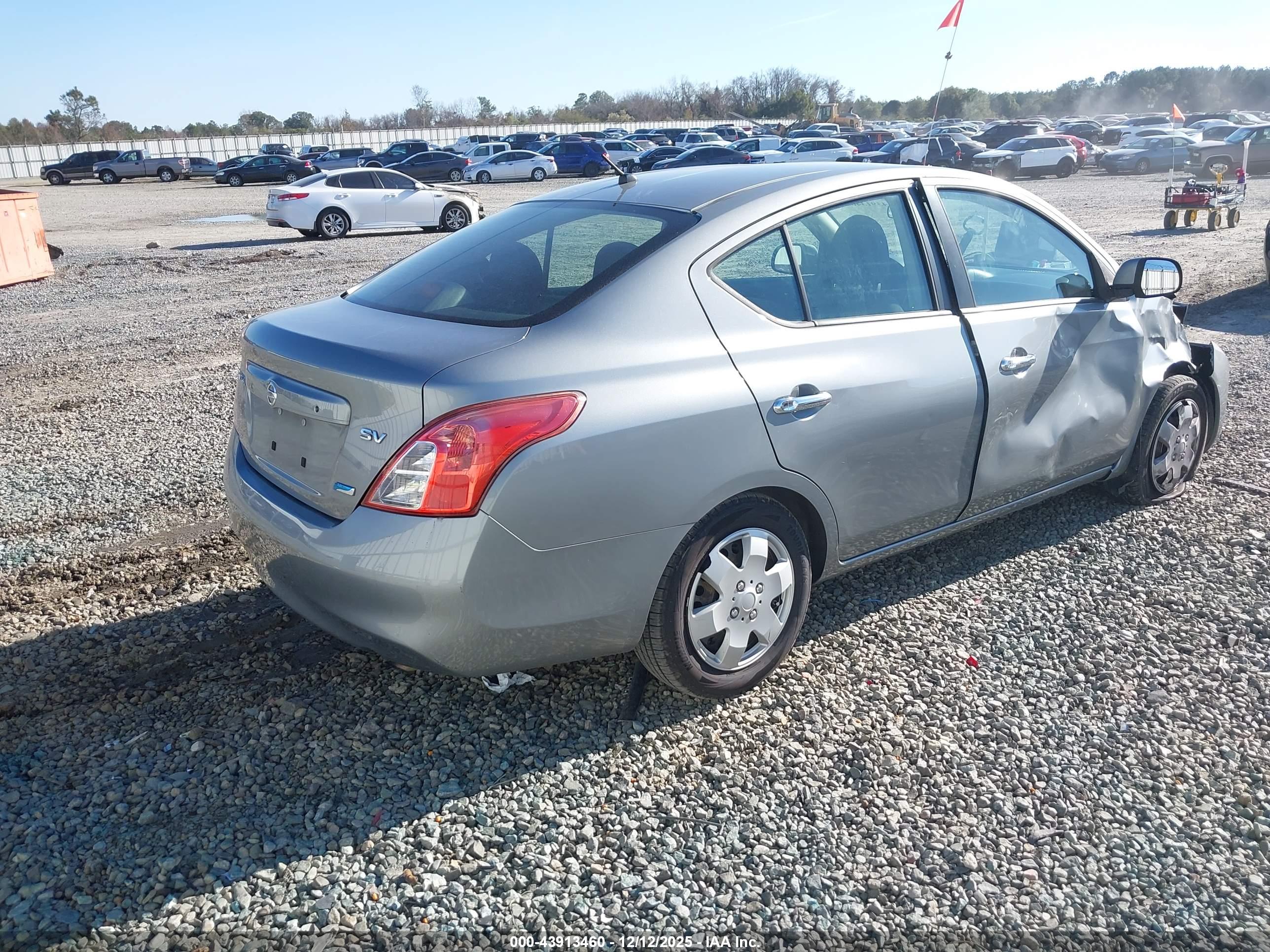 NISSAN VERSA image 4