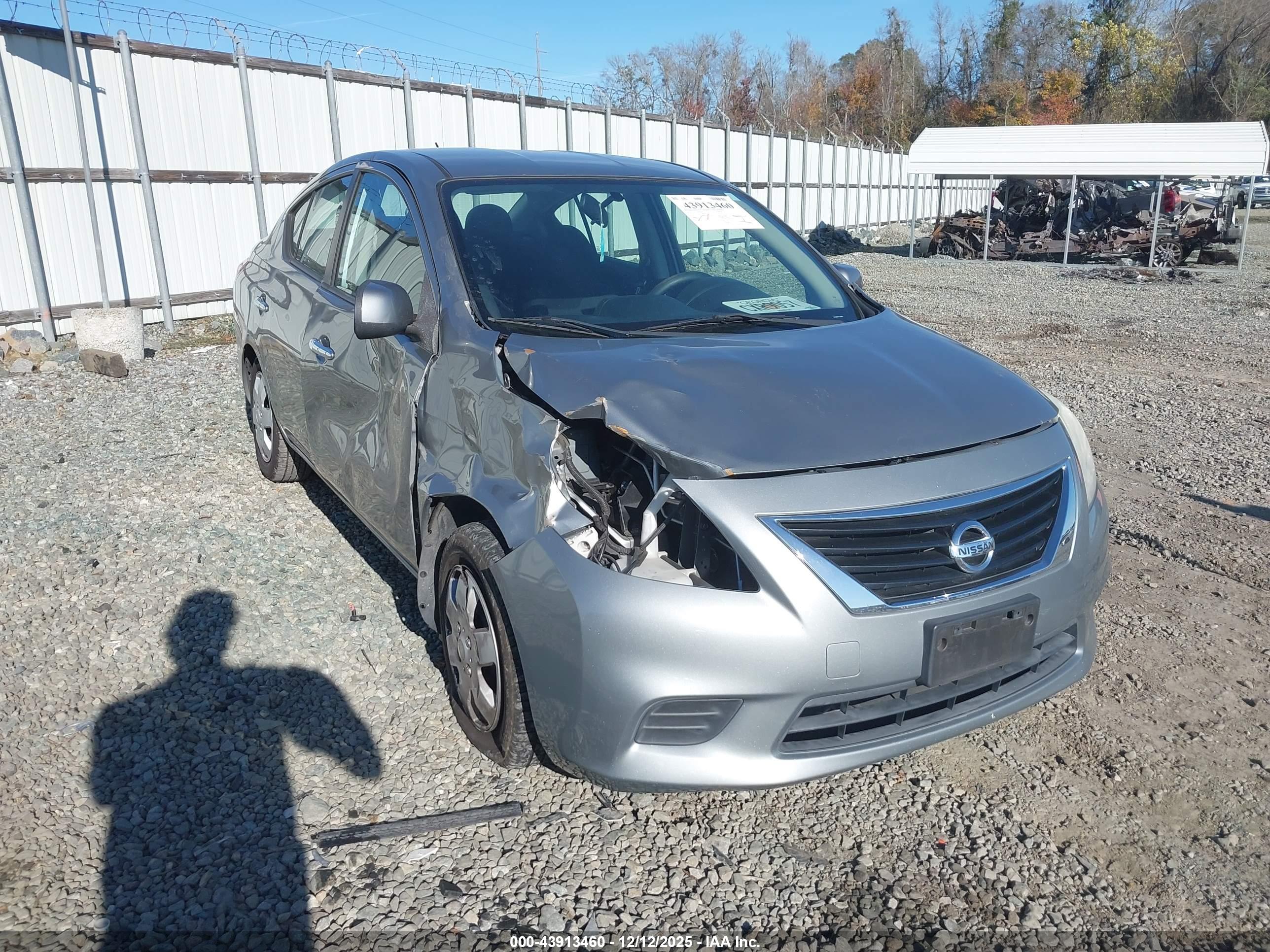 NISSAN VERSA image 6