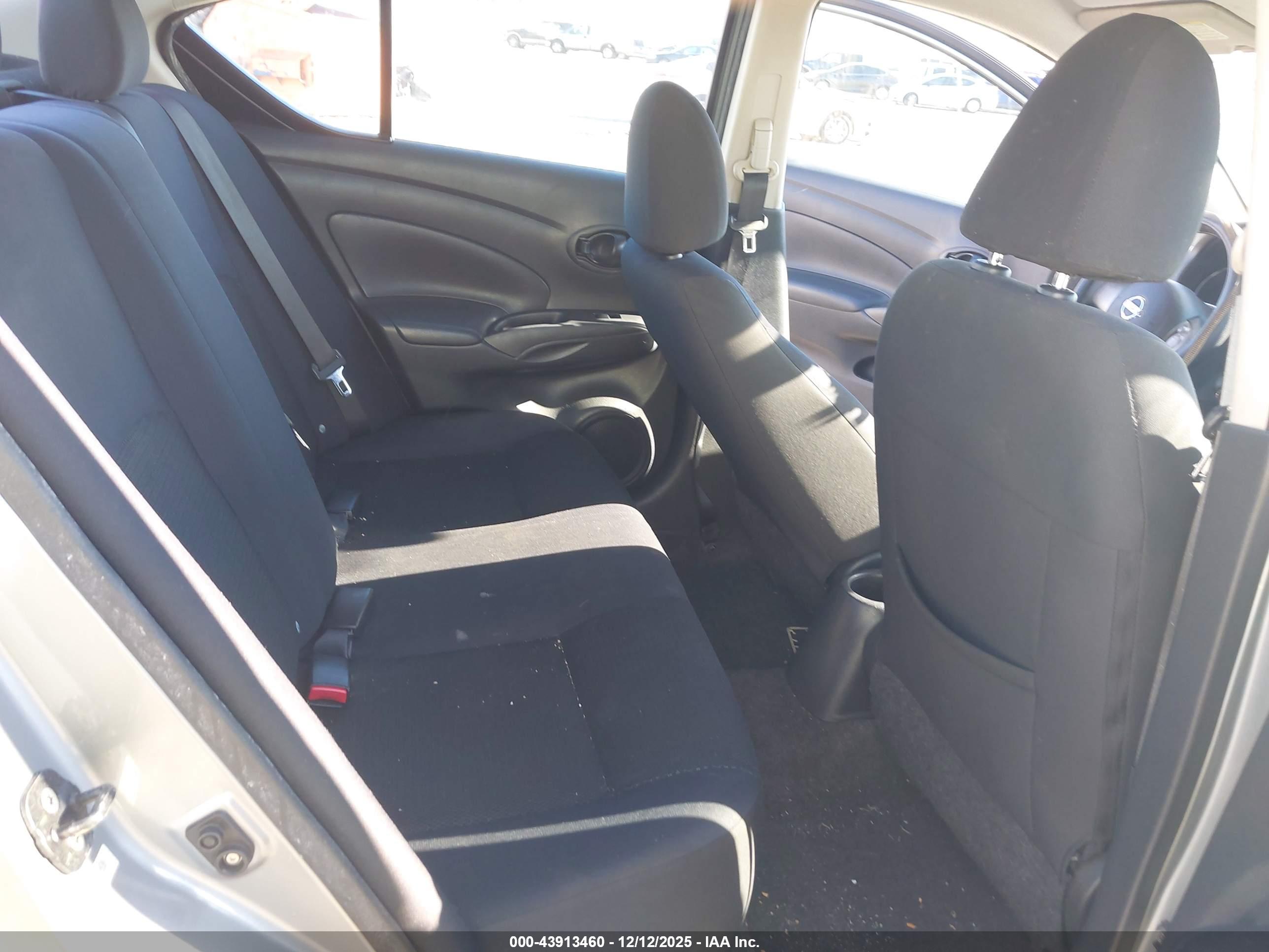 NISSAN VERSA image 8