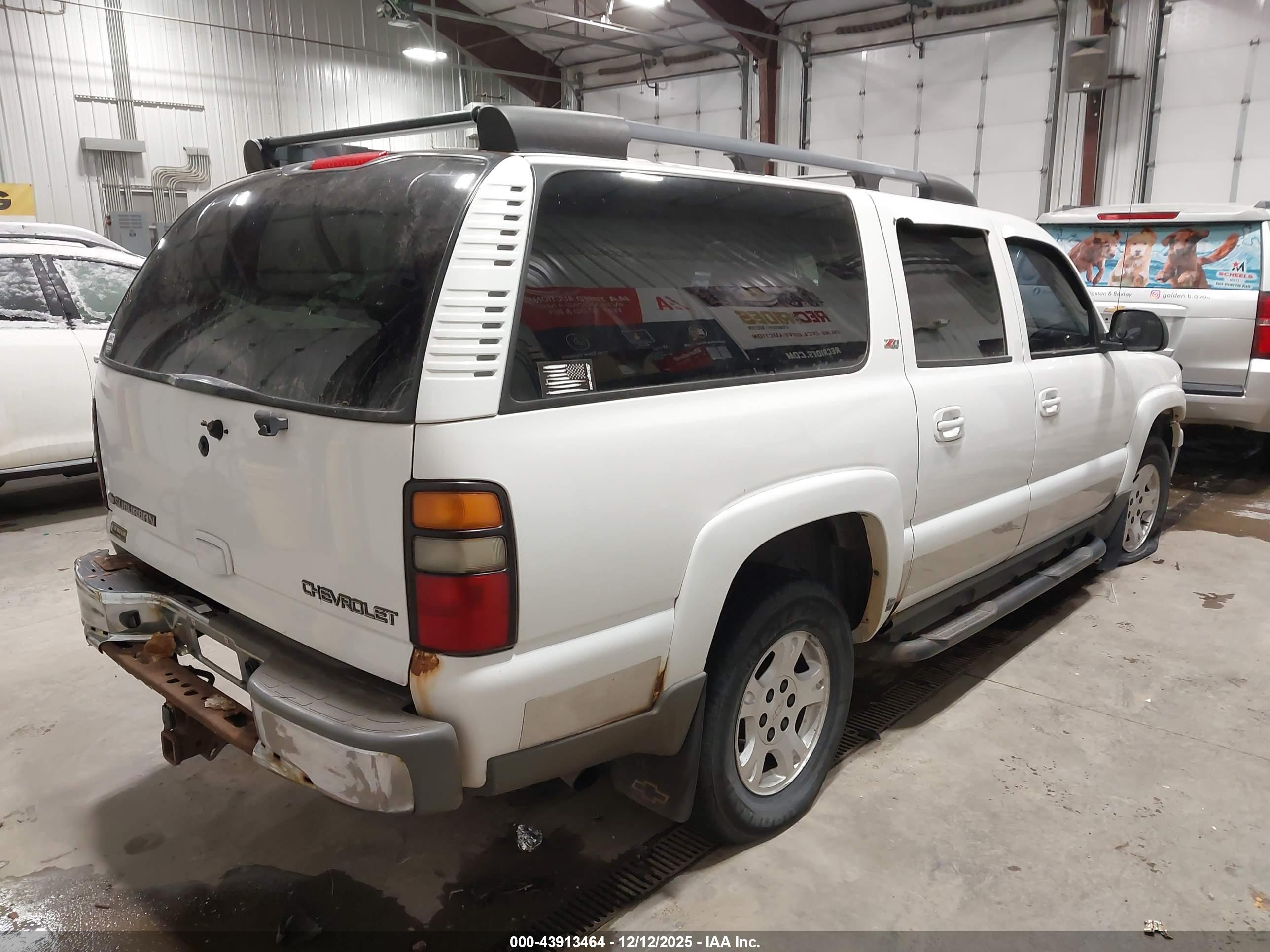 CHEVROLET SUBURBAN image 4