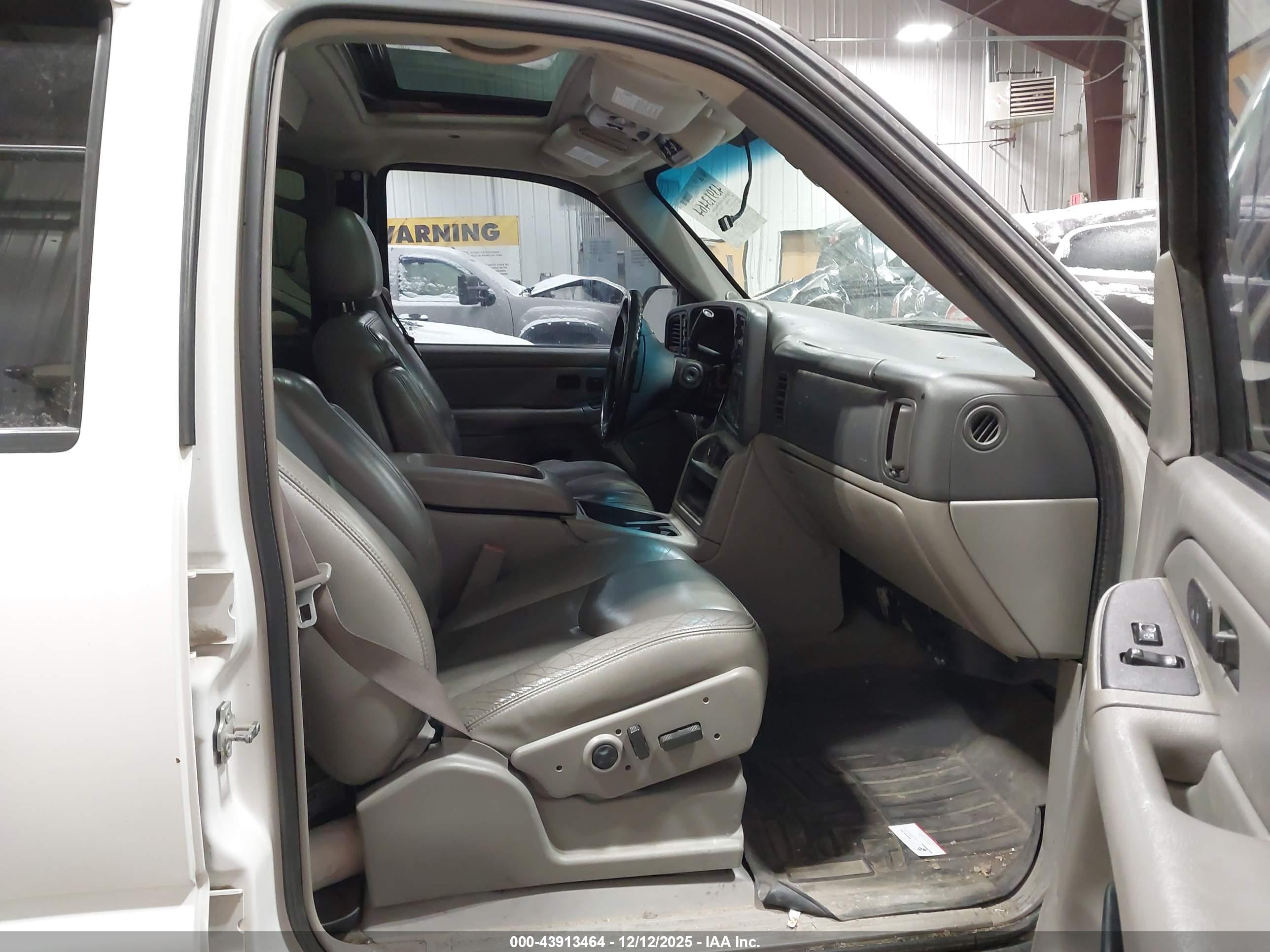 CHEVROLET SUBURBAN image 5
