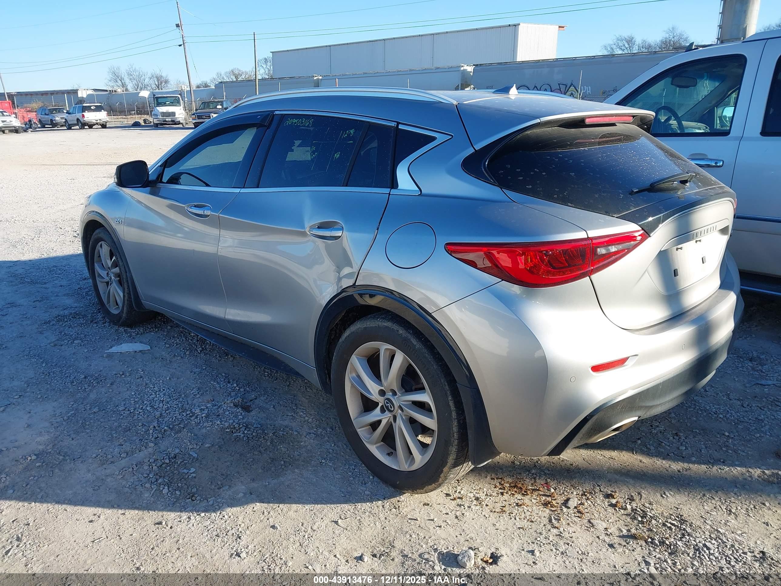 INFINITI QX30 image 3