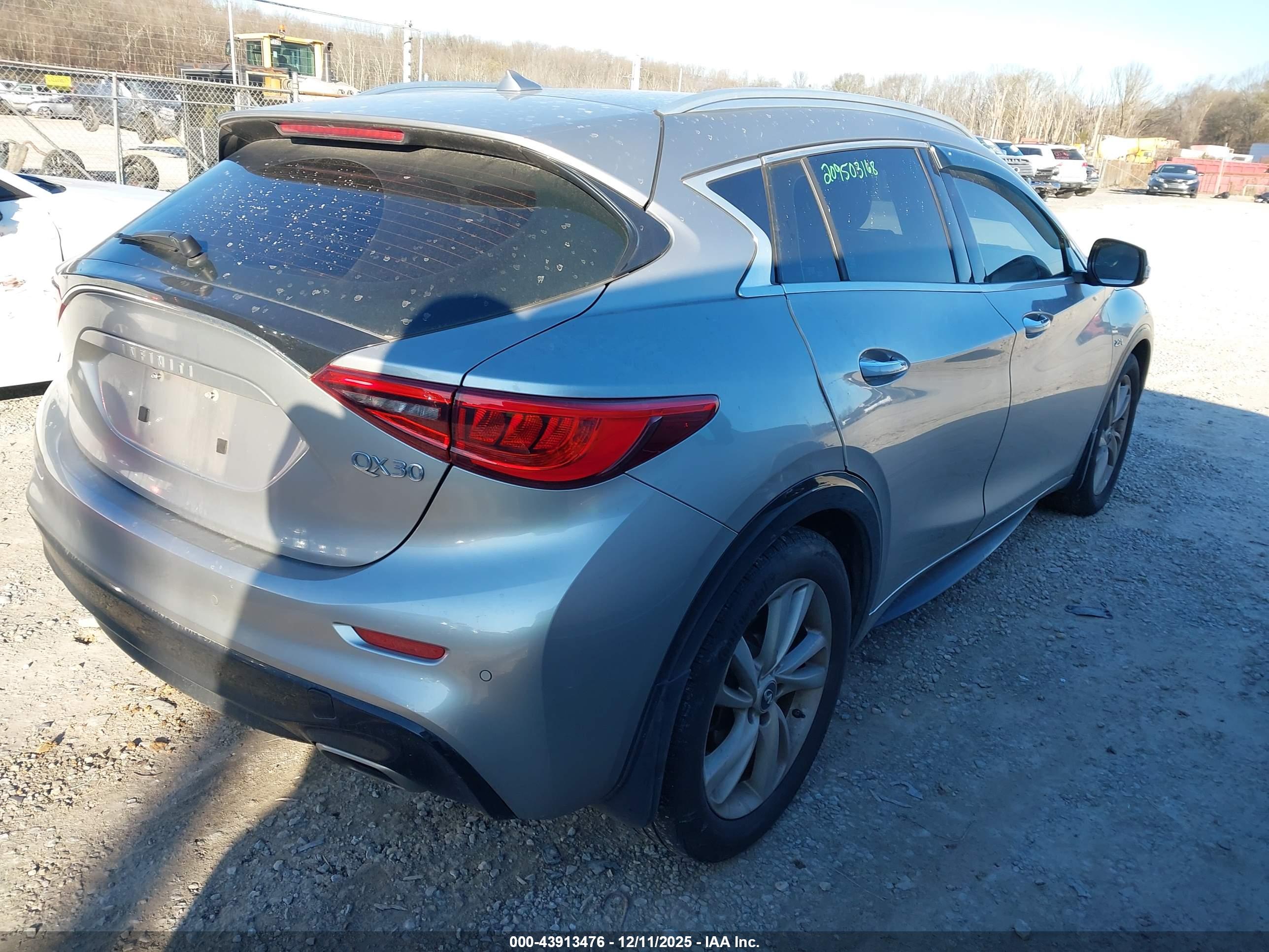 INFINITI QX30 image 4