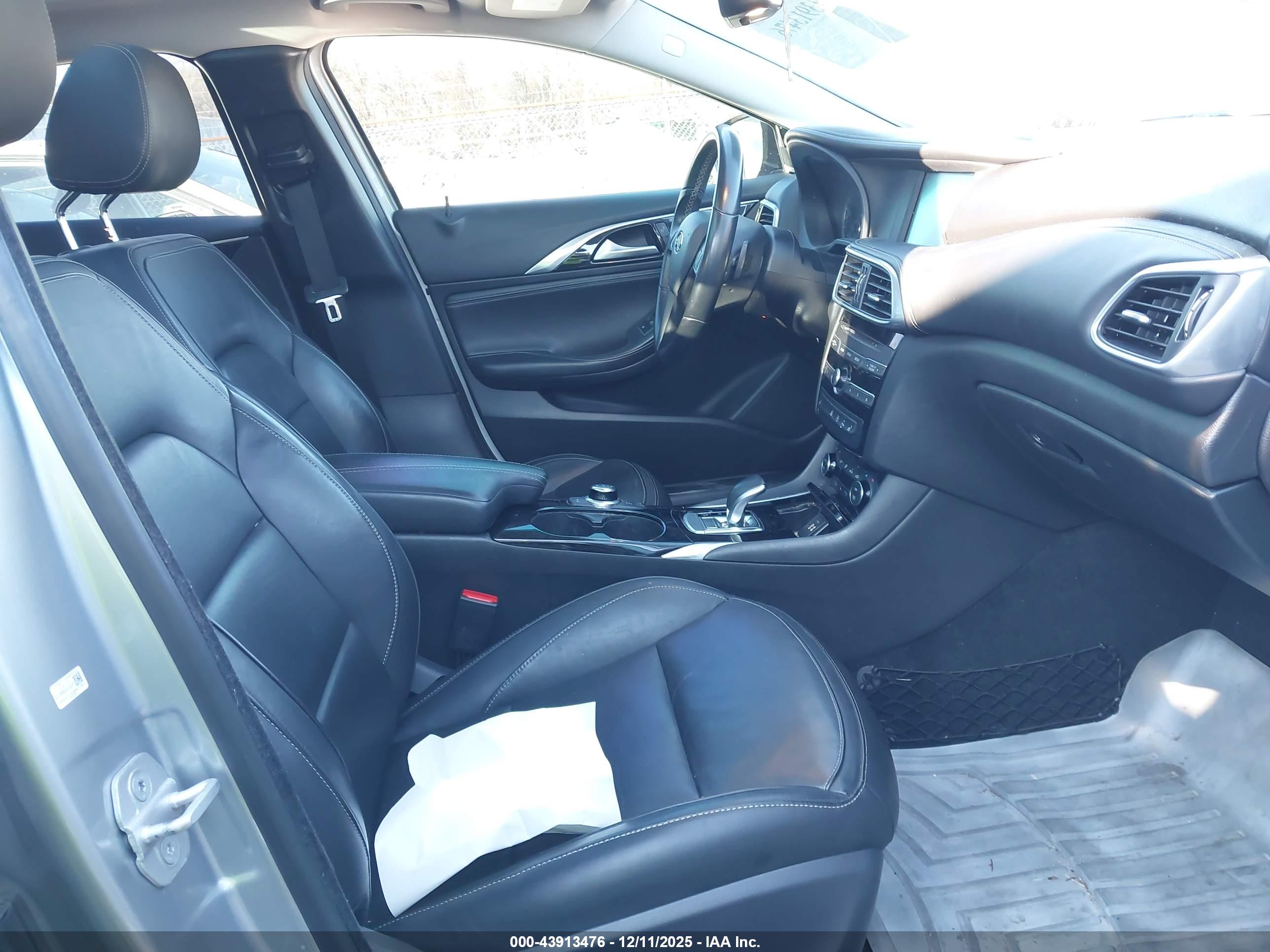 INFINITI QX30 image 5