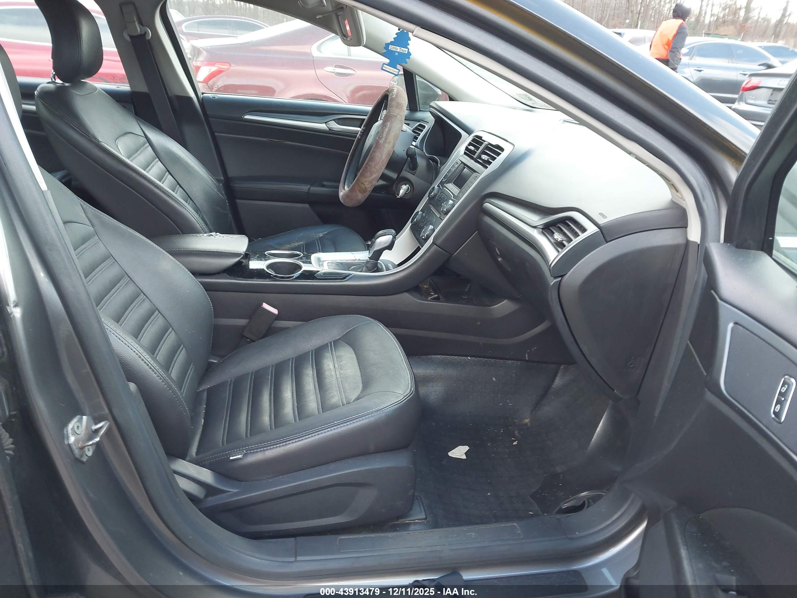 FORD FUSION image 5