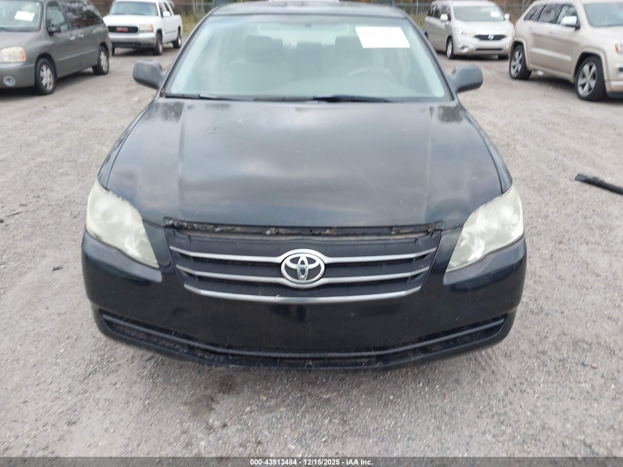 TOYOTA AVALON image 6