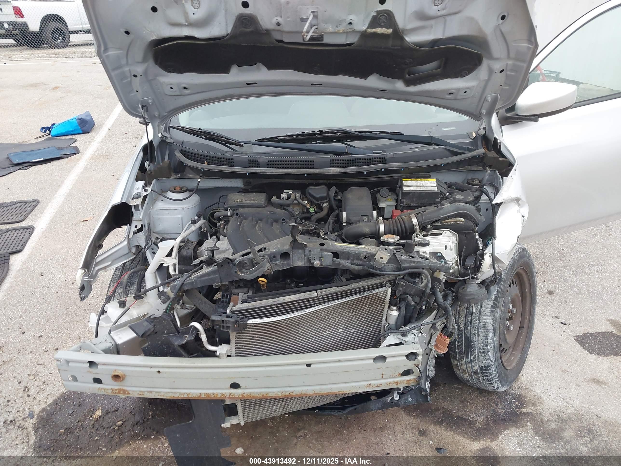 NISSAN VERSA image 10