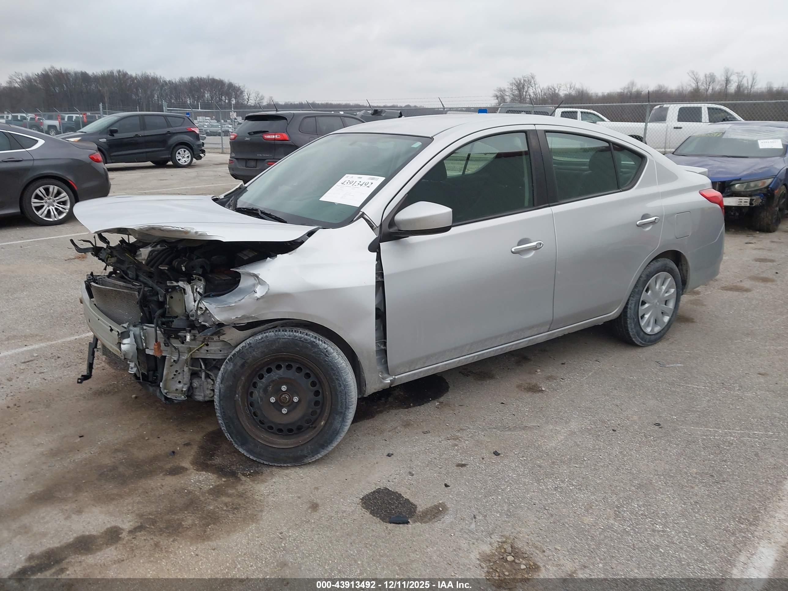 NISSAN VERSA image 2