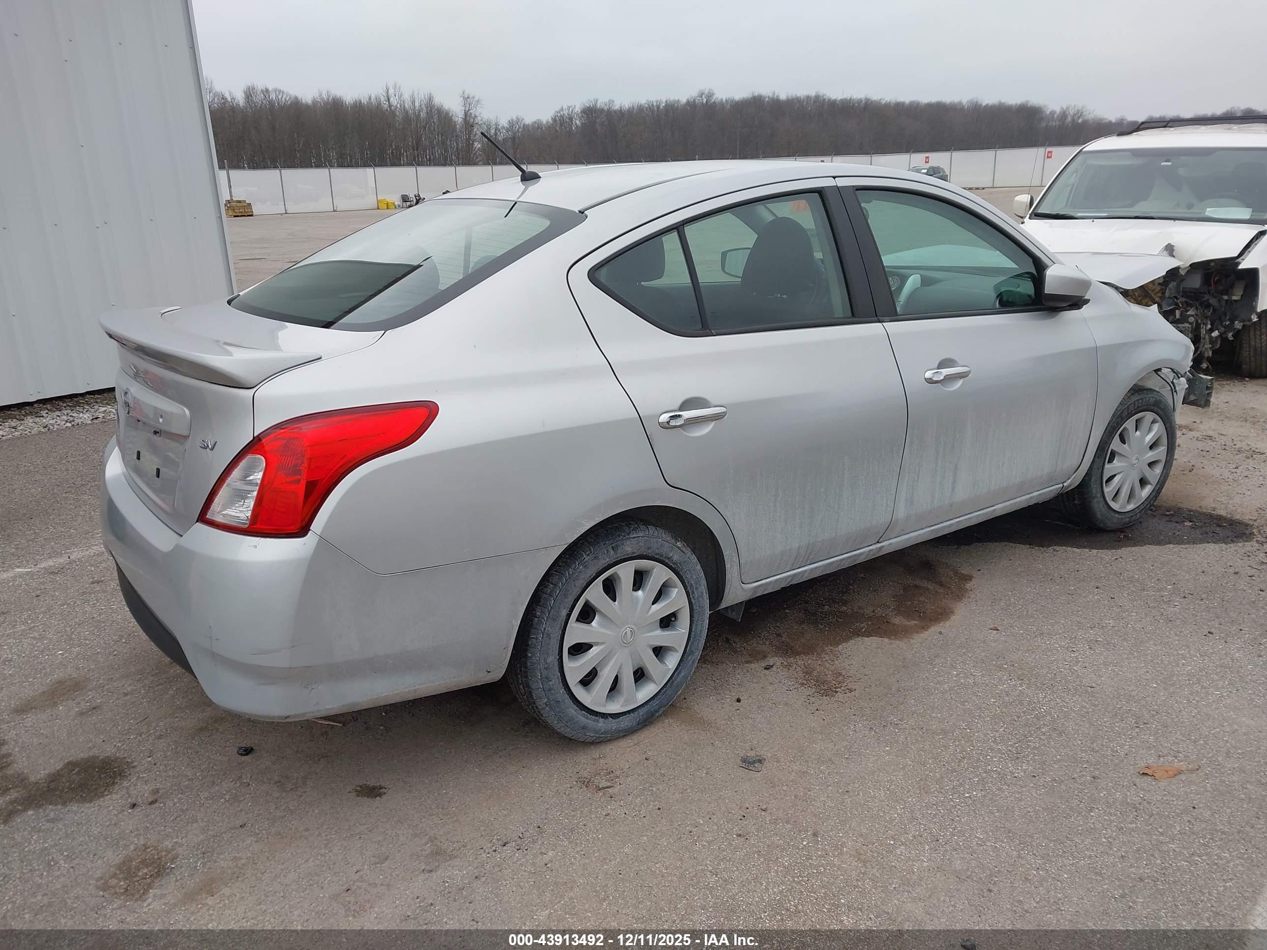 NISSAN VERSA image 4