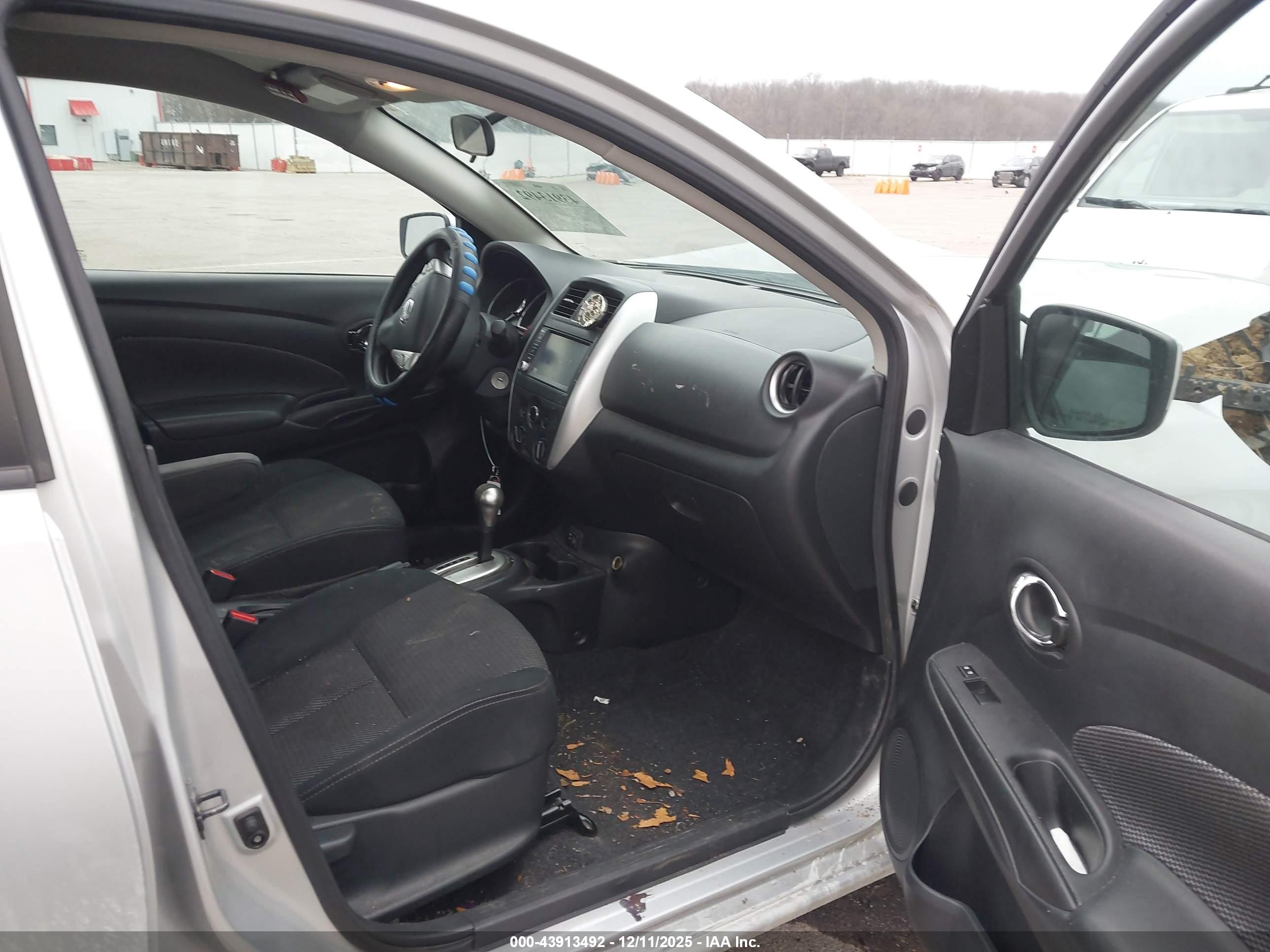 NISSAN VERSA image 5
