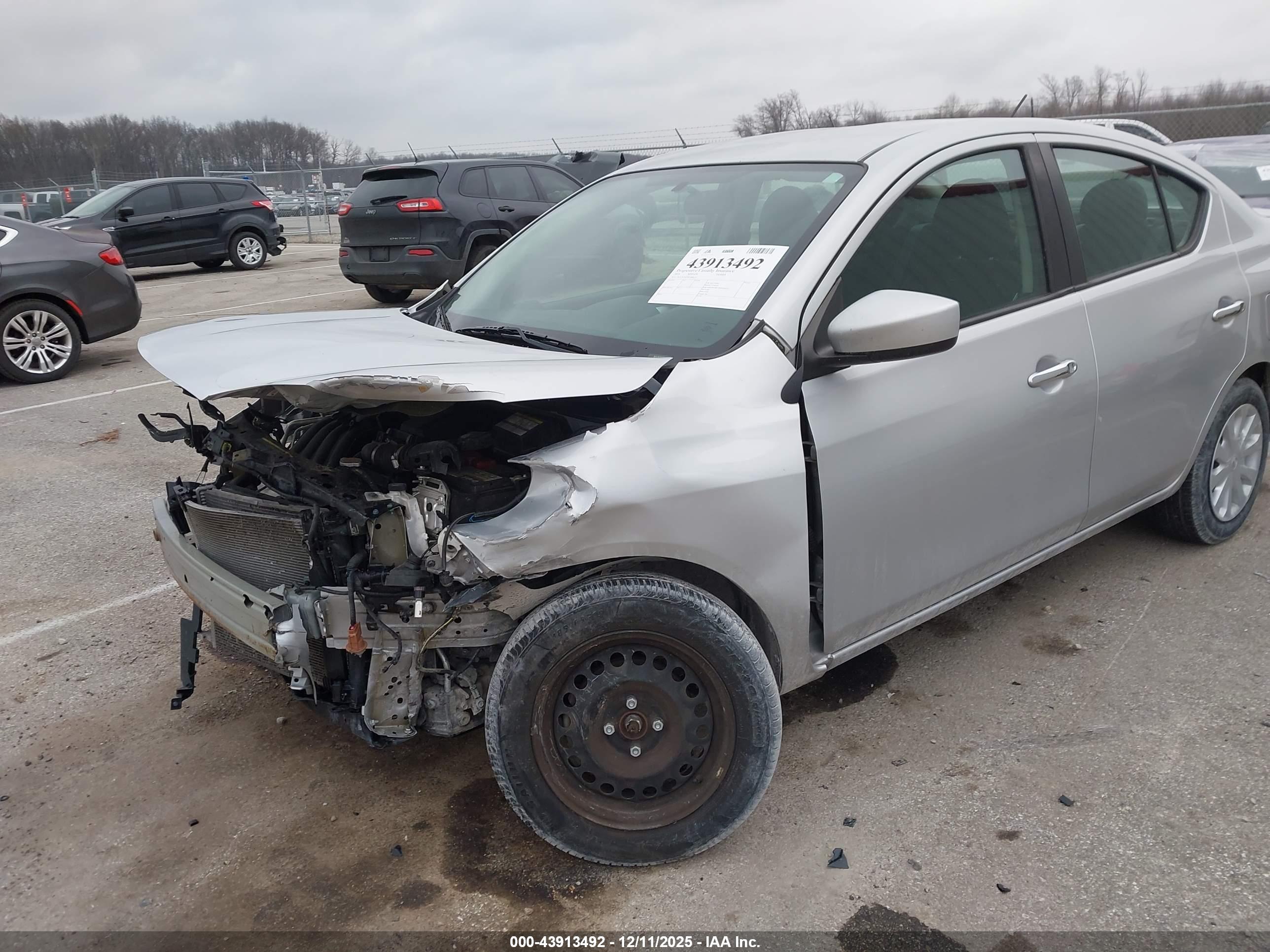 NISSAN VERSA image 6