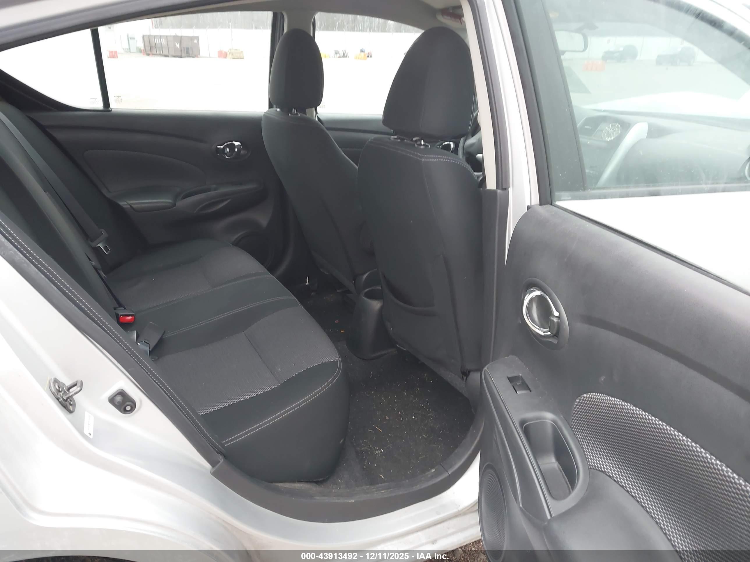 NISSAN VERSA image 8