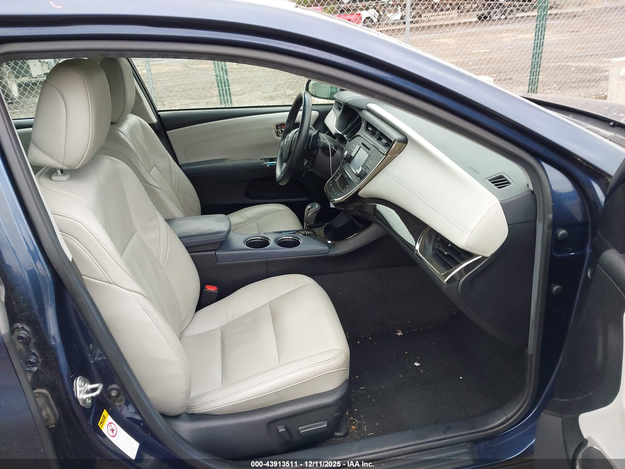 TOYOTA AVALON image 5
