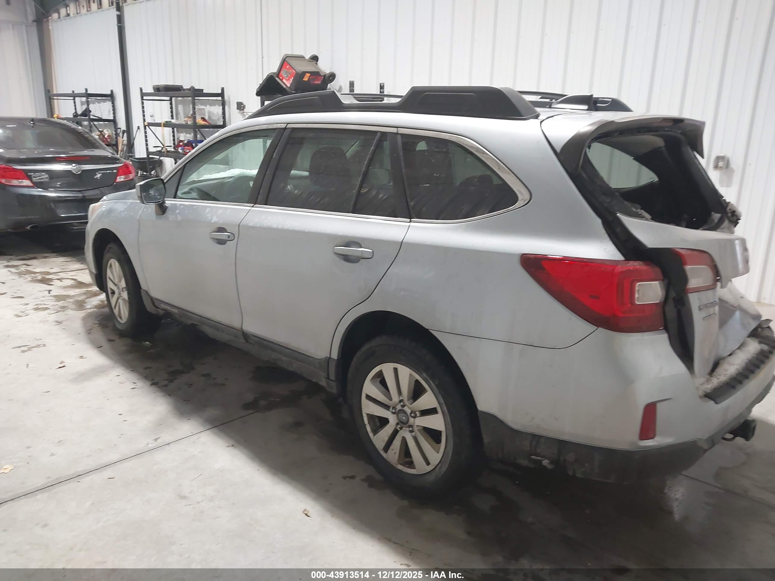 SUBARU OUTBACK image 3