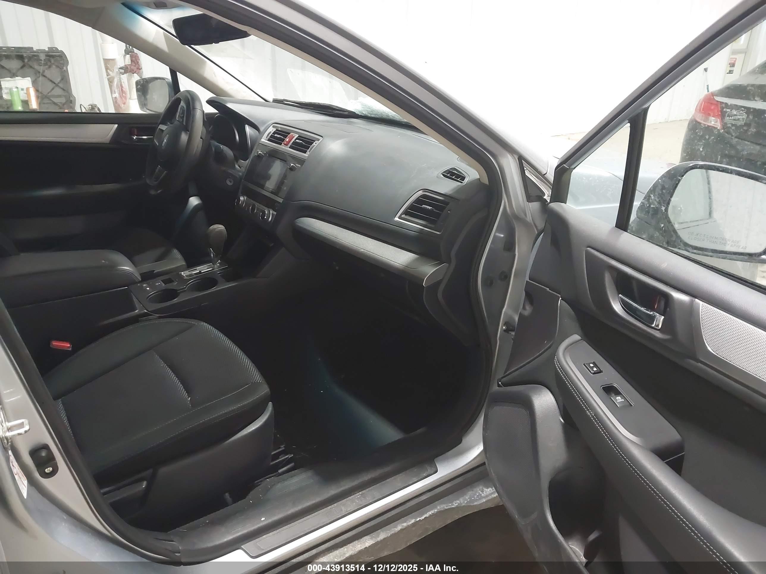 SUBARU OUTBACK image 5
