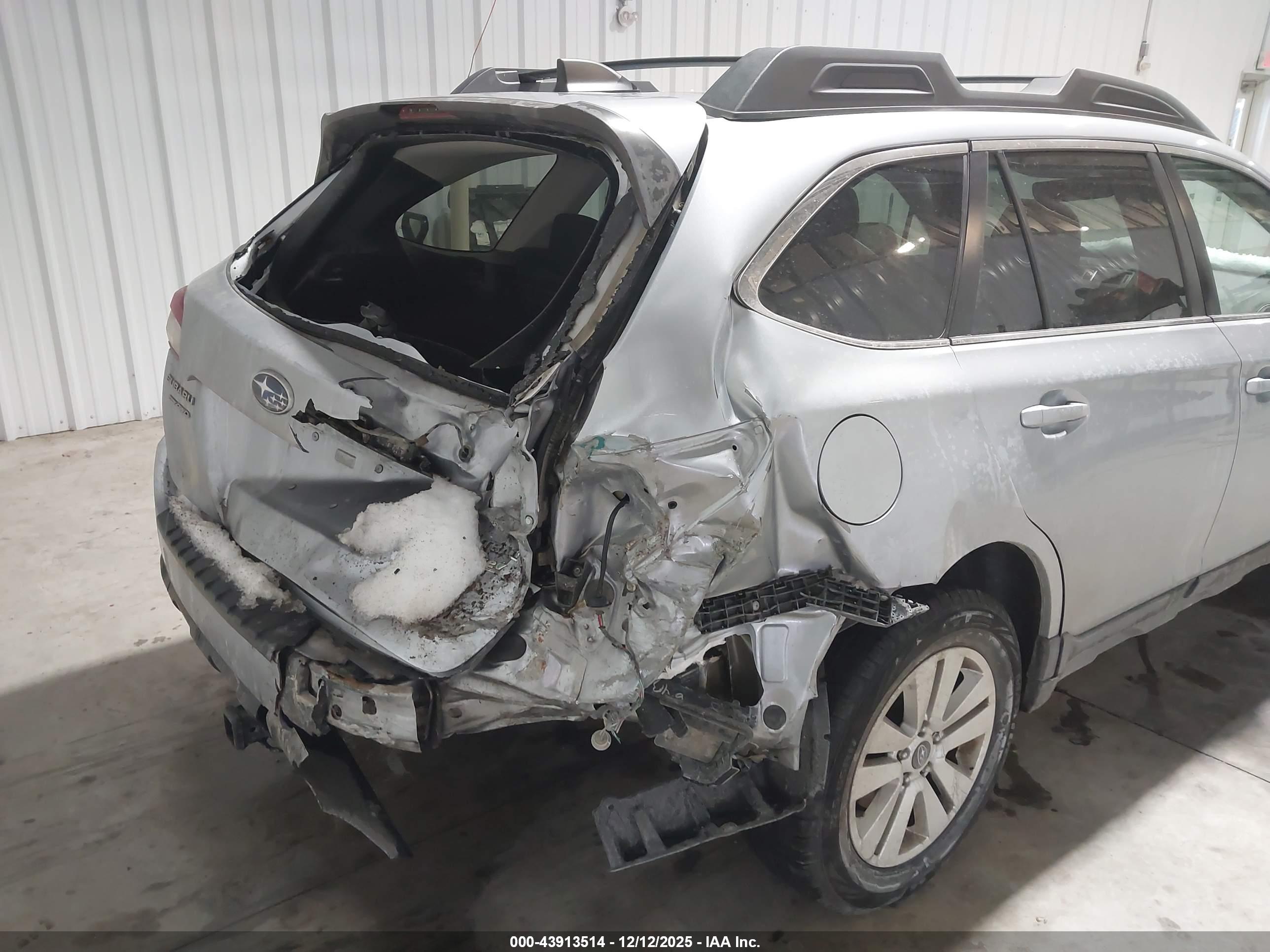 SUBARU OUTBACK image 6