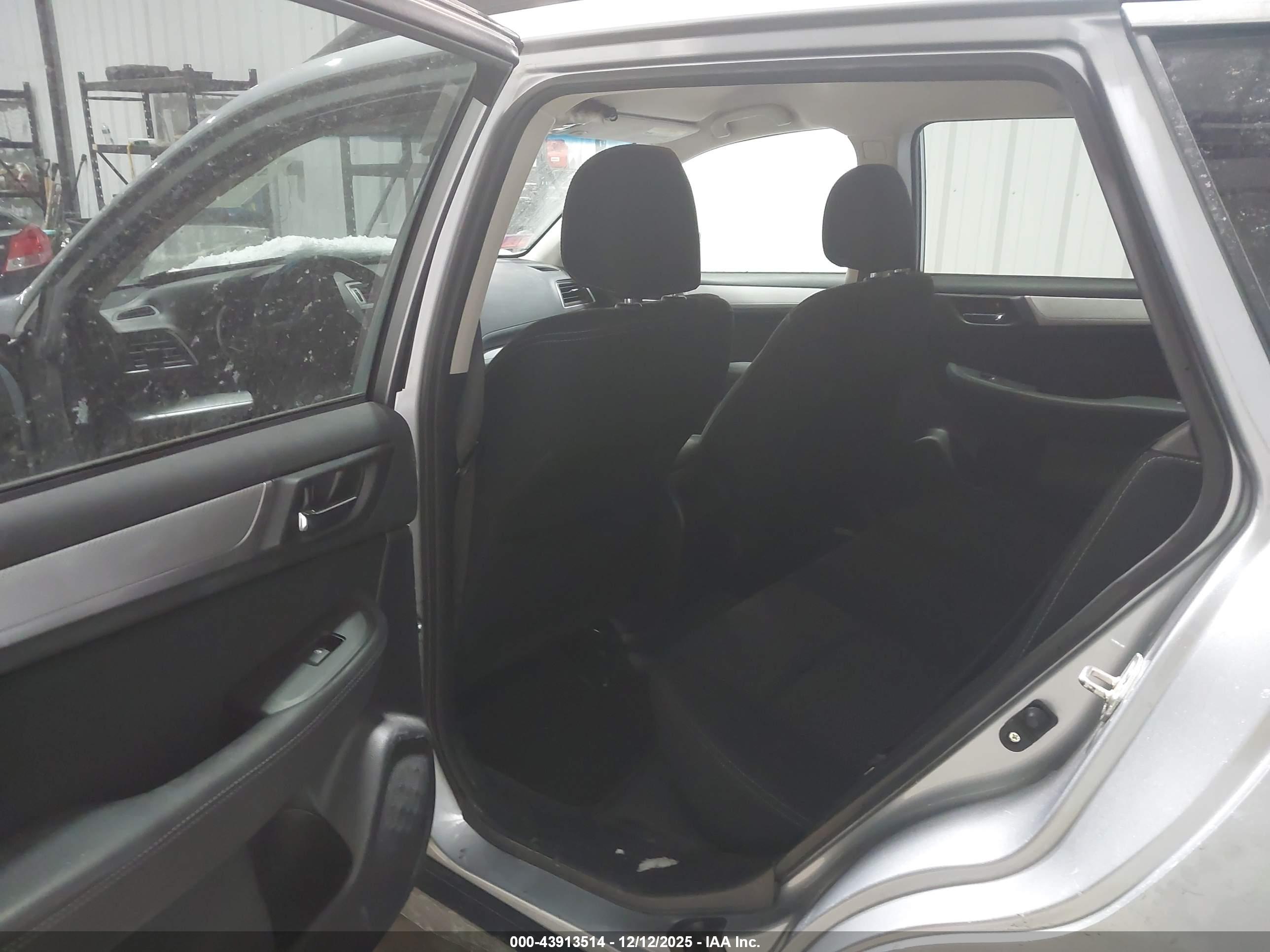 SUBARU OUTBACK image 8